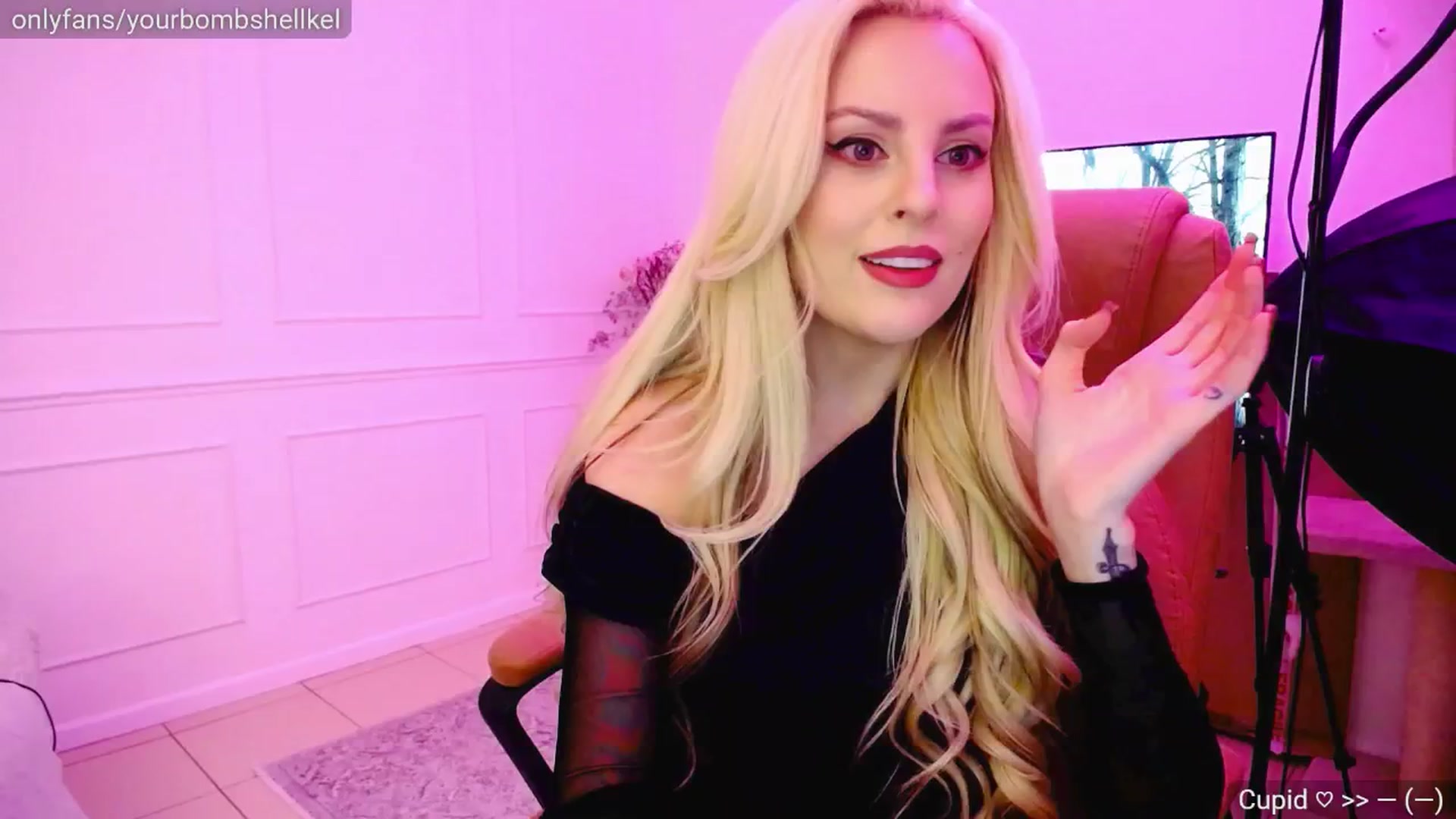 Gallery image thumbnail from KellyKisses's myfreecams stream on, 03/05/2025, 22:05 image 7 of 20