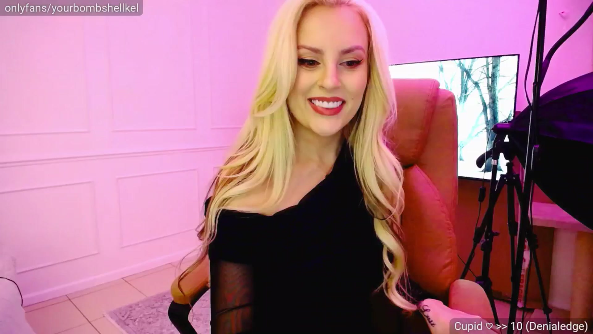 Gallery image thumbnail from KellyKisses's myfreecams stream on, 03/05/2025, 22:05 image 19 of 20