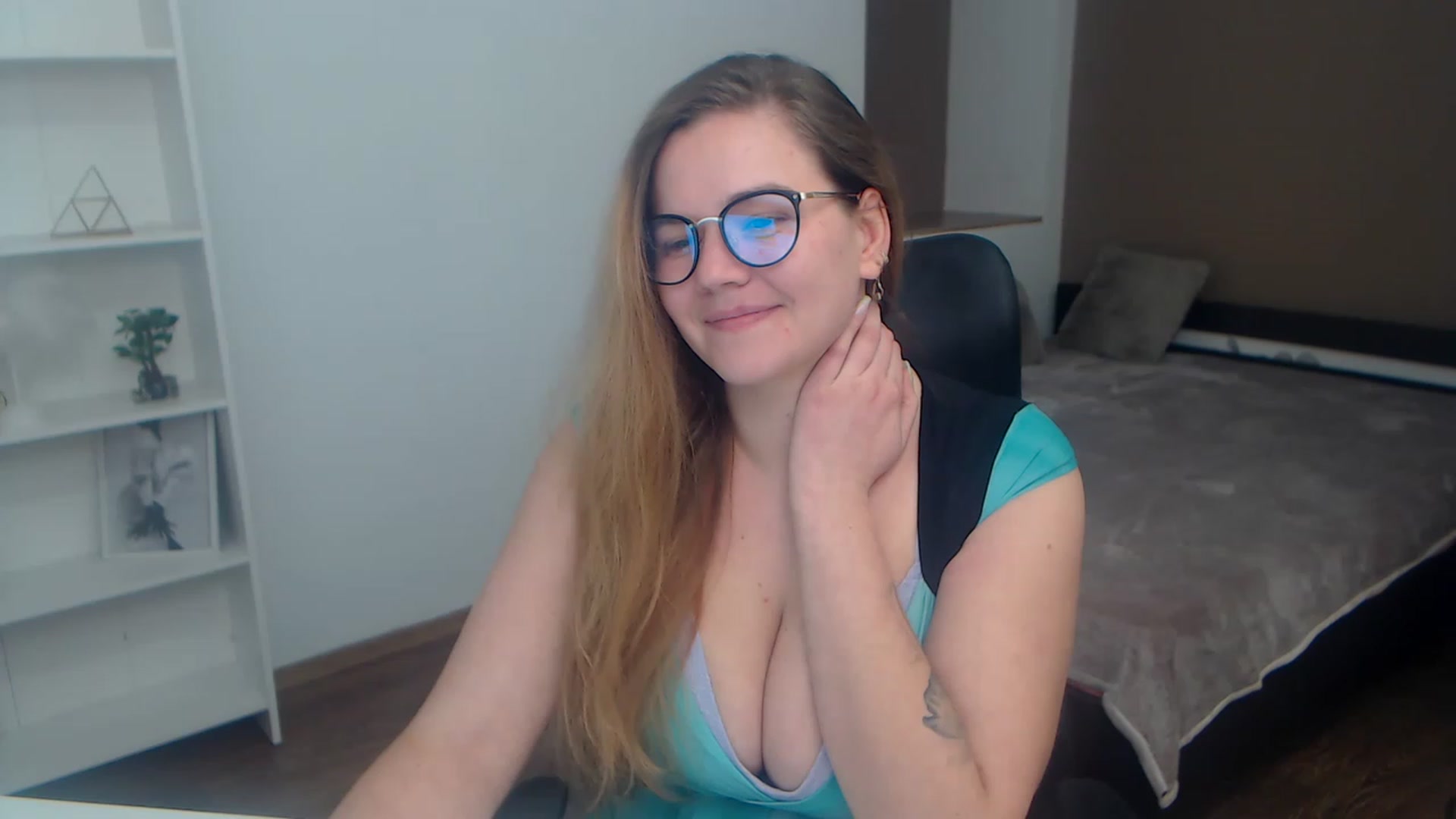 Gallery image thumbnail from KellyKleine's myfreecams stream on, 03/17/2023, 18:11 image 18 of 20