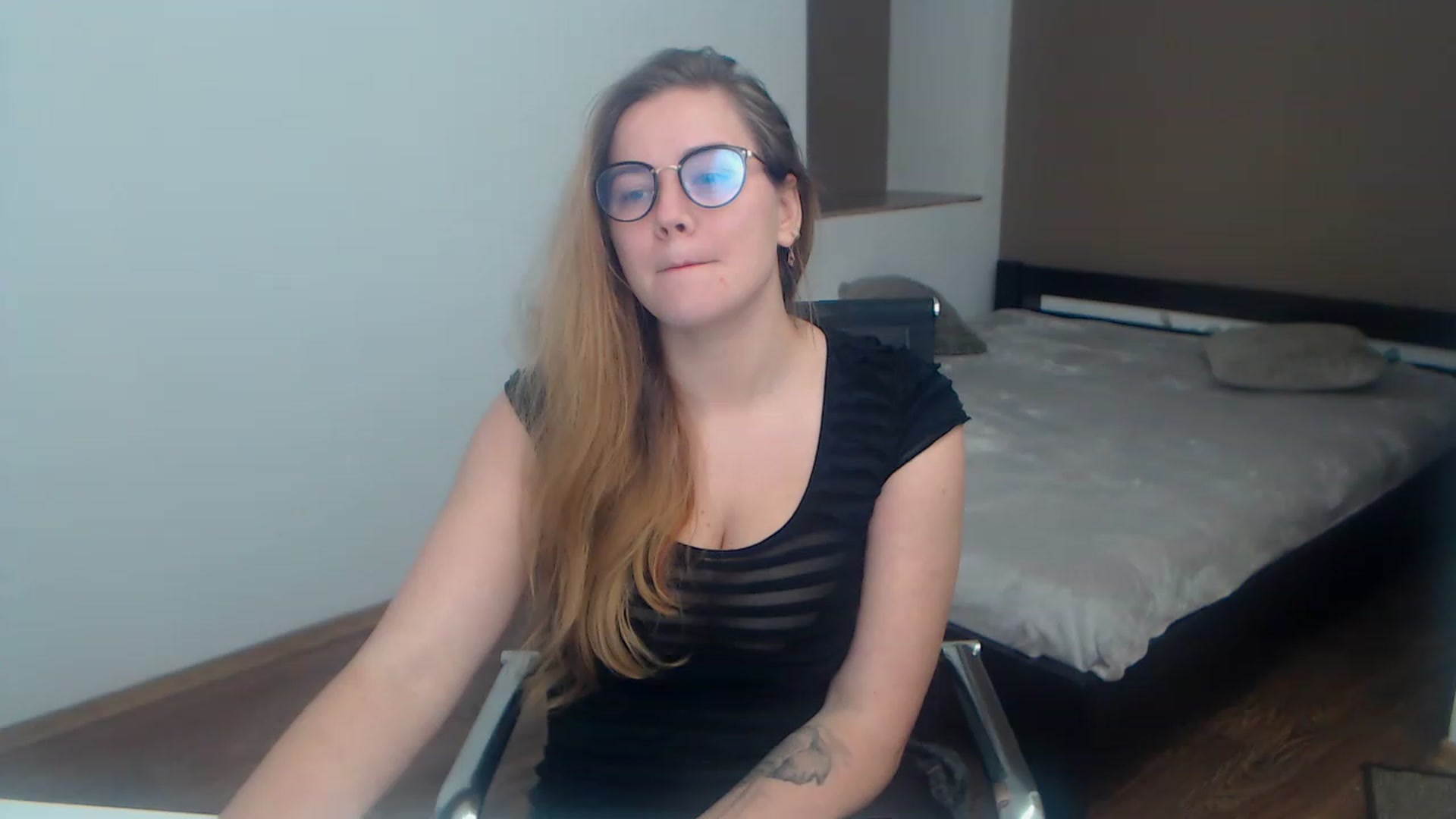 Gallery image thumbnail from KellyKleine's myfreecams stream on, 03/18/2023, 16:11 image 18 of 20