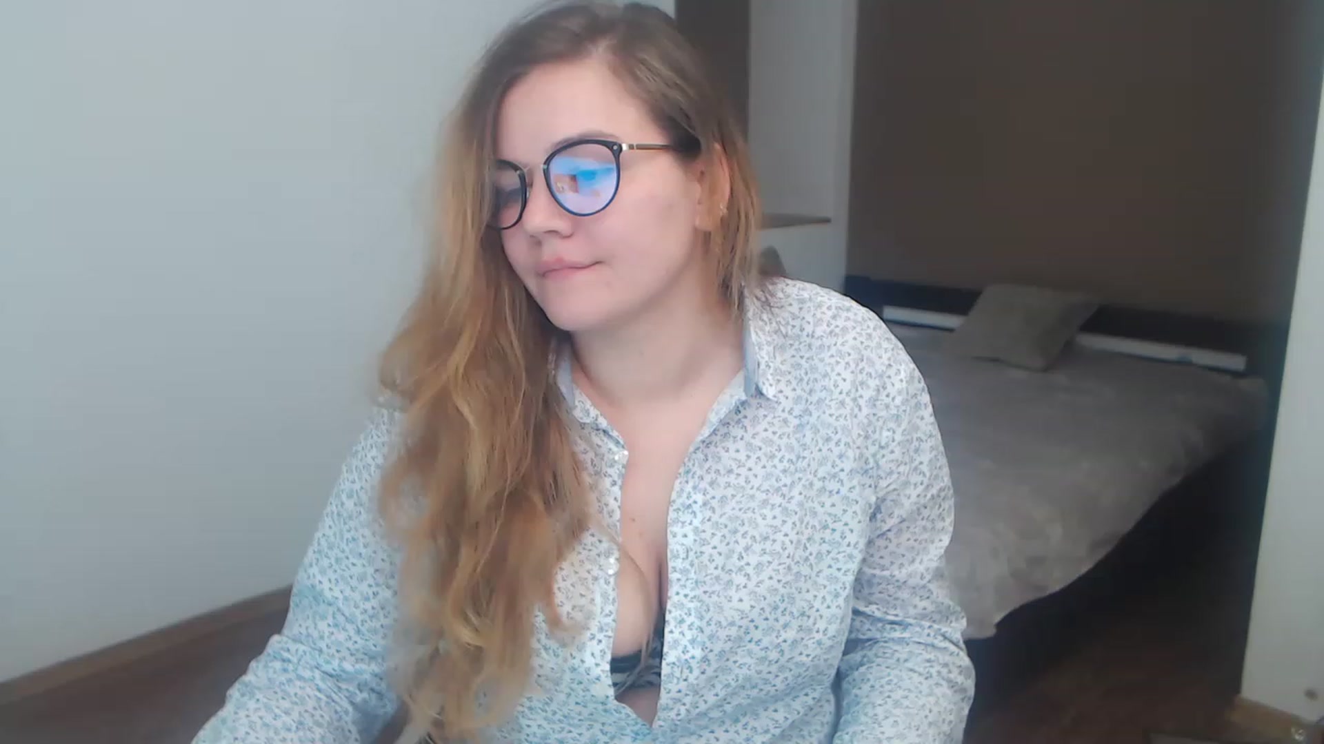 Gallery image thumbnail from KellyKleine's myfreecams stream on, 03/22/2023, 19:15 image 6 of 20