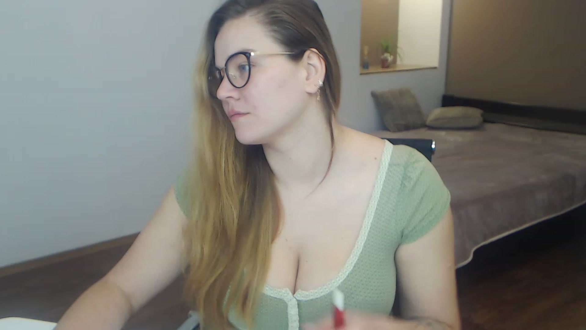 Gallery image thumbnail from KellyKleine's myfreecams stream on, 04/01/2023, 15:02 image 9 of 20