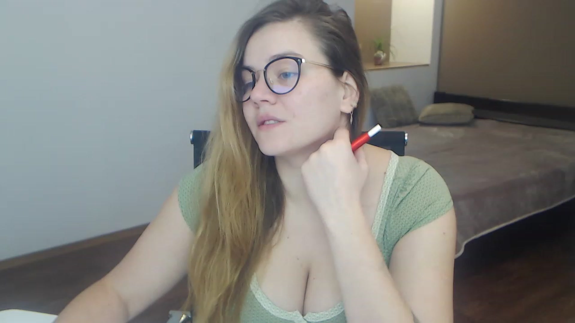 Gallery image thumbnail from KellyKleine's myfreecams stream on, 04/01/2023, 15:02 image 4 of 20