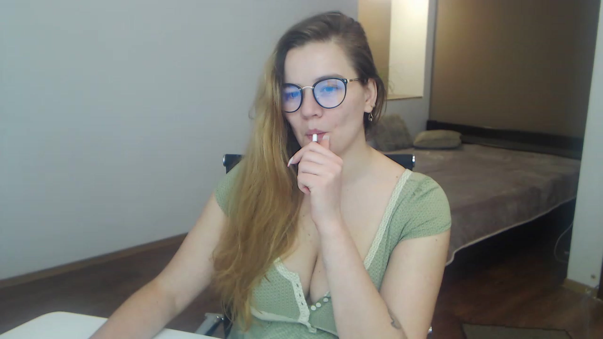 Gallery image thumbnail from KellyKleine's myfreecams stream on, 04/01/2023, 16:35 image 1 of 20