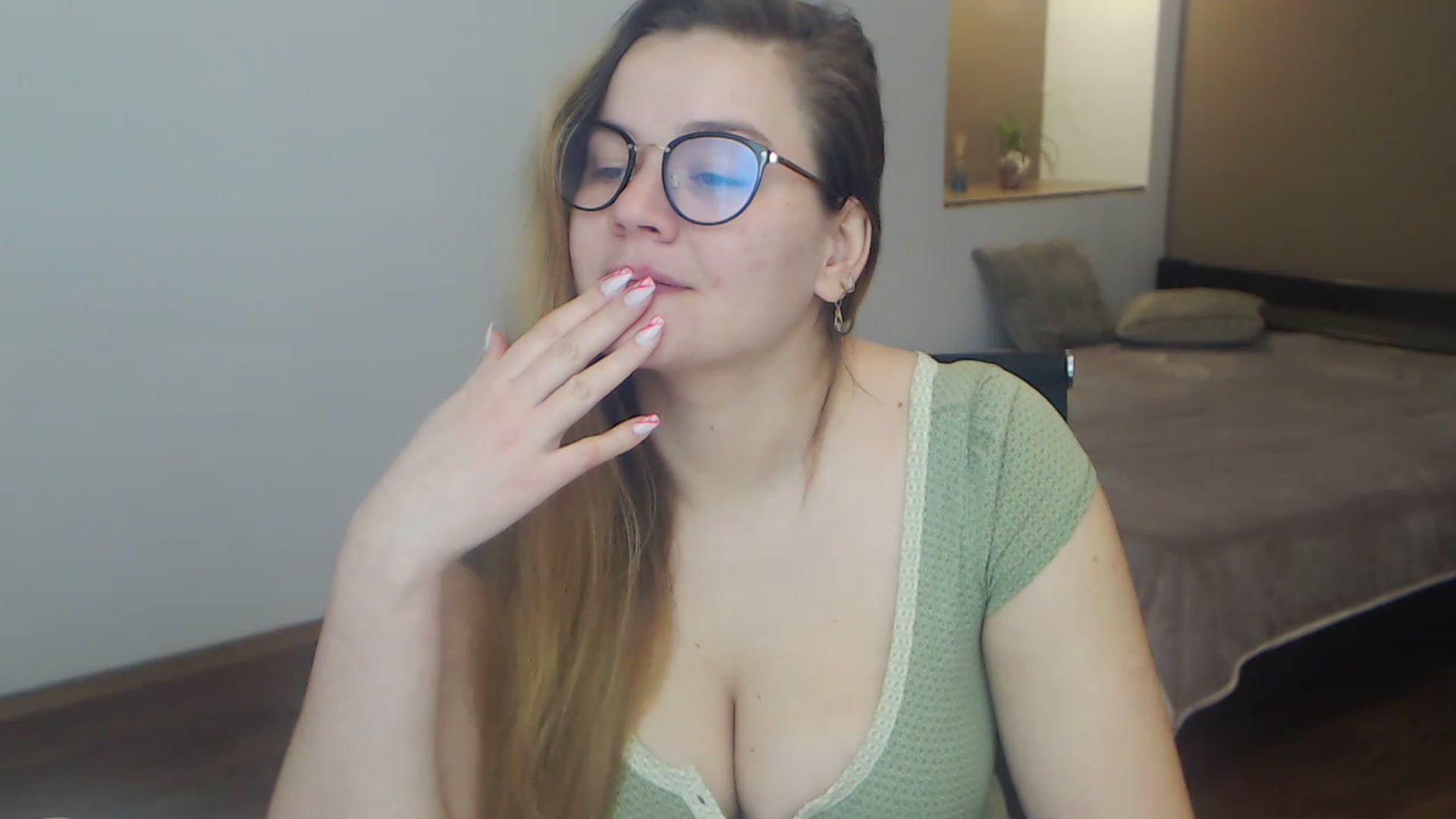Gallery image thumbnail from KellyKleine's myfreecams stream on, 04/01/2023, 16:35 image 6 of 20