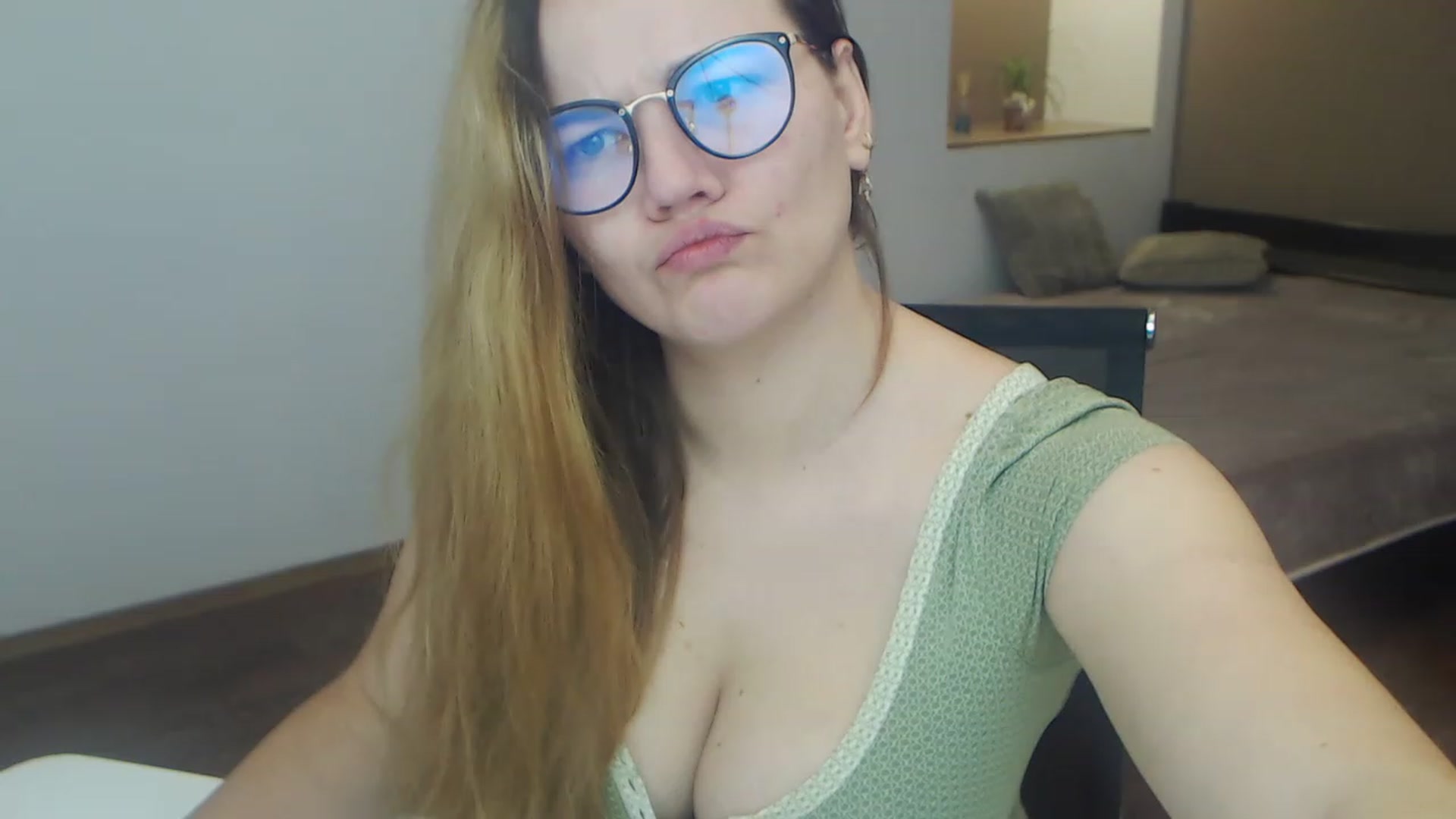 Gallery image thumbnail from KellyKleine's myfreecams stream on, 04/01/2023, 16:35 image 3 of 20