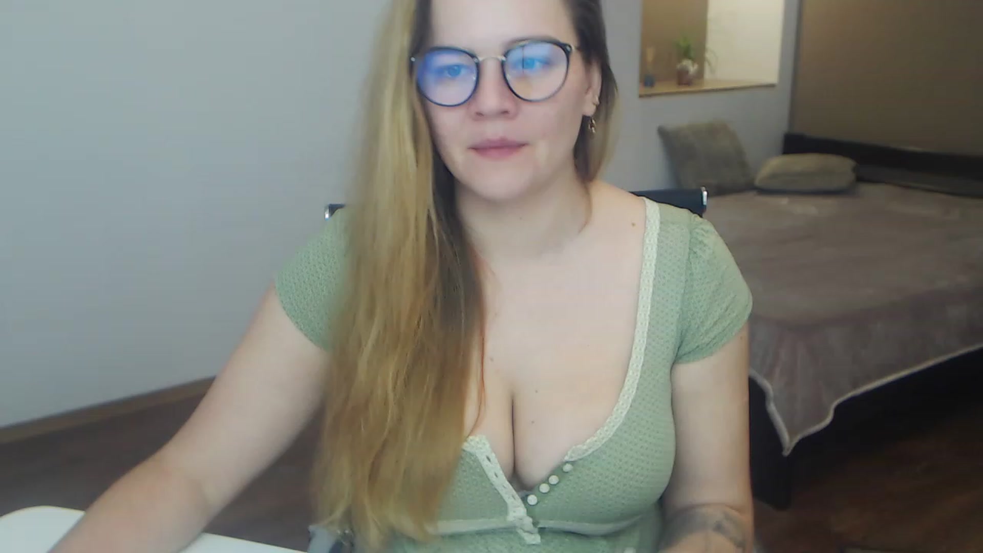 Gallery image thumbnail from KellyKleine's myfreecams stream on, 04/01/2023, 16:35 image 17 of 20