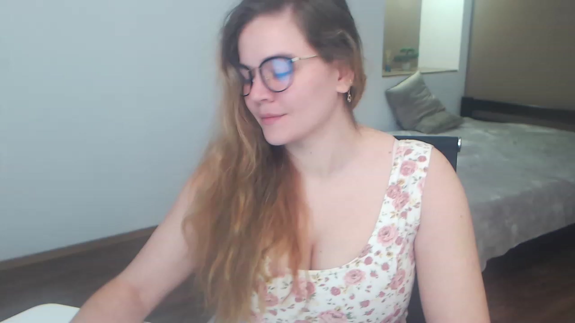 Gallery image thumbnail from KellyKleine's myfreecams stream on, 04/06/2023, 16:32 image 1 of 20