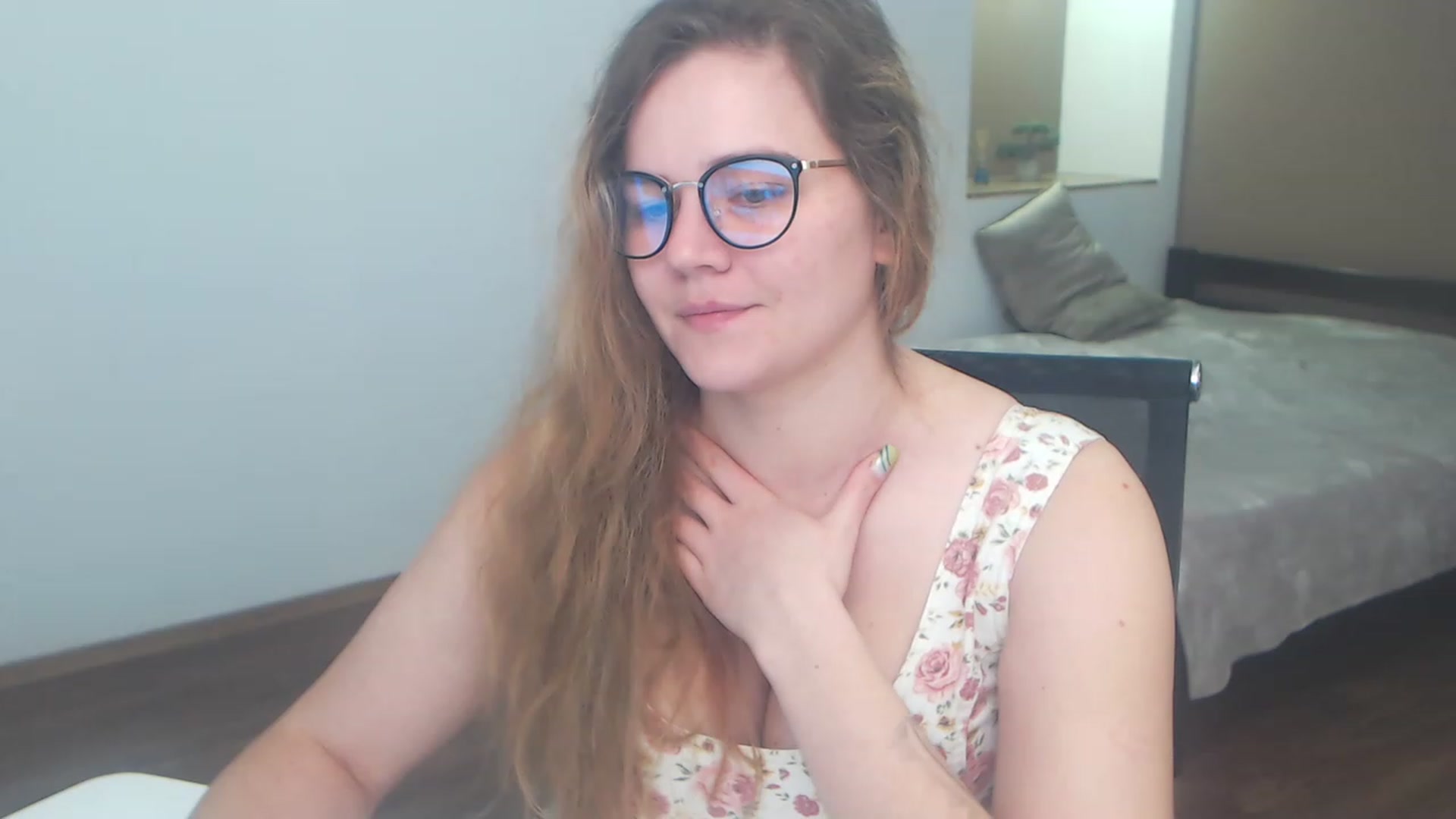 Gallery image thumbnail from KellyKleine's myfreecams stream on, 04/06/2023, 16:32 image 3 of 20