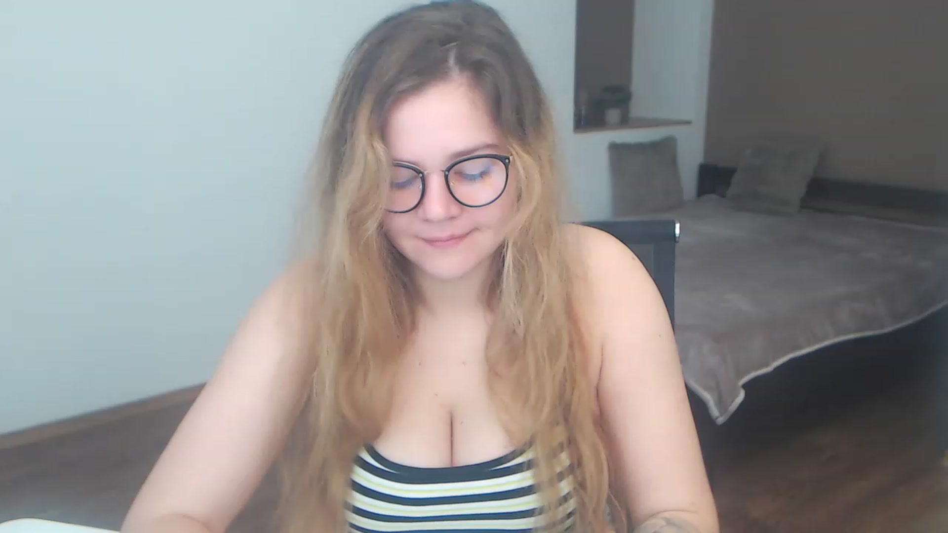 Gallery image thumbnail from KellyKleine's myfreecams stream on, 04/08/2023, 12:44 image 17 of 20