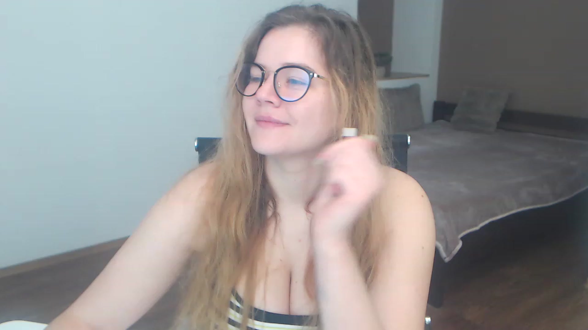 Gallery image thumbnail from KellyKleine's myfreecams stream on, 04/08/2023, 12:44 image 2 of 20