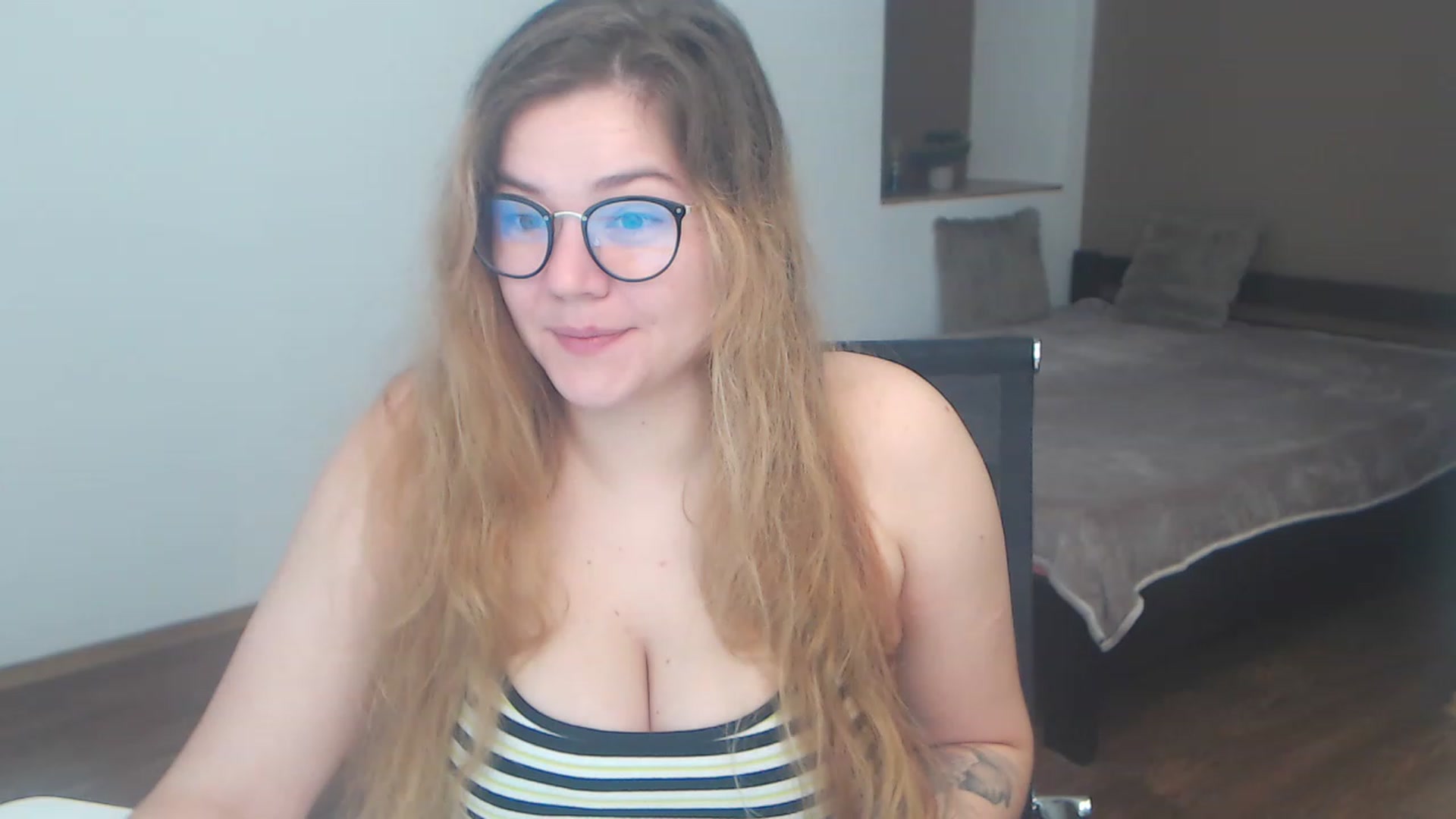 Gallery image thumbnail from KellyKleine's myfreecams stream on, 04/08/2023, 12:44 image 14 of 20