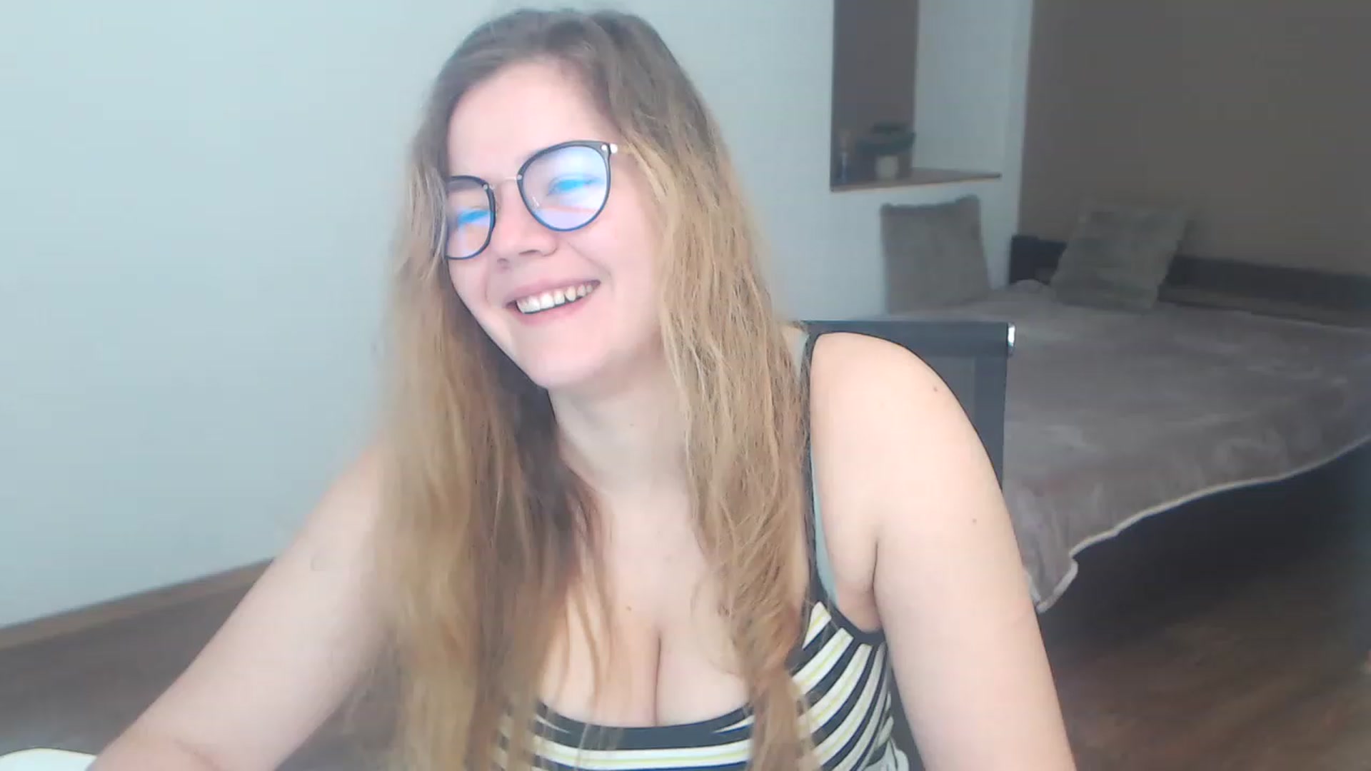Gallery image thumbnail from KellyKleine's myfreecams stream on, 04/08/2023, 12:44 image 6 of 20