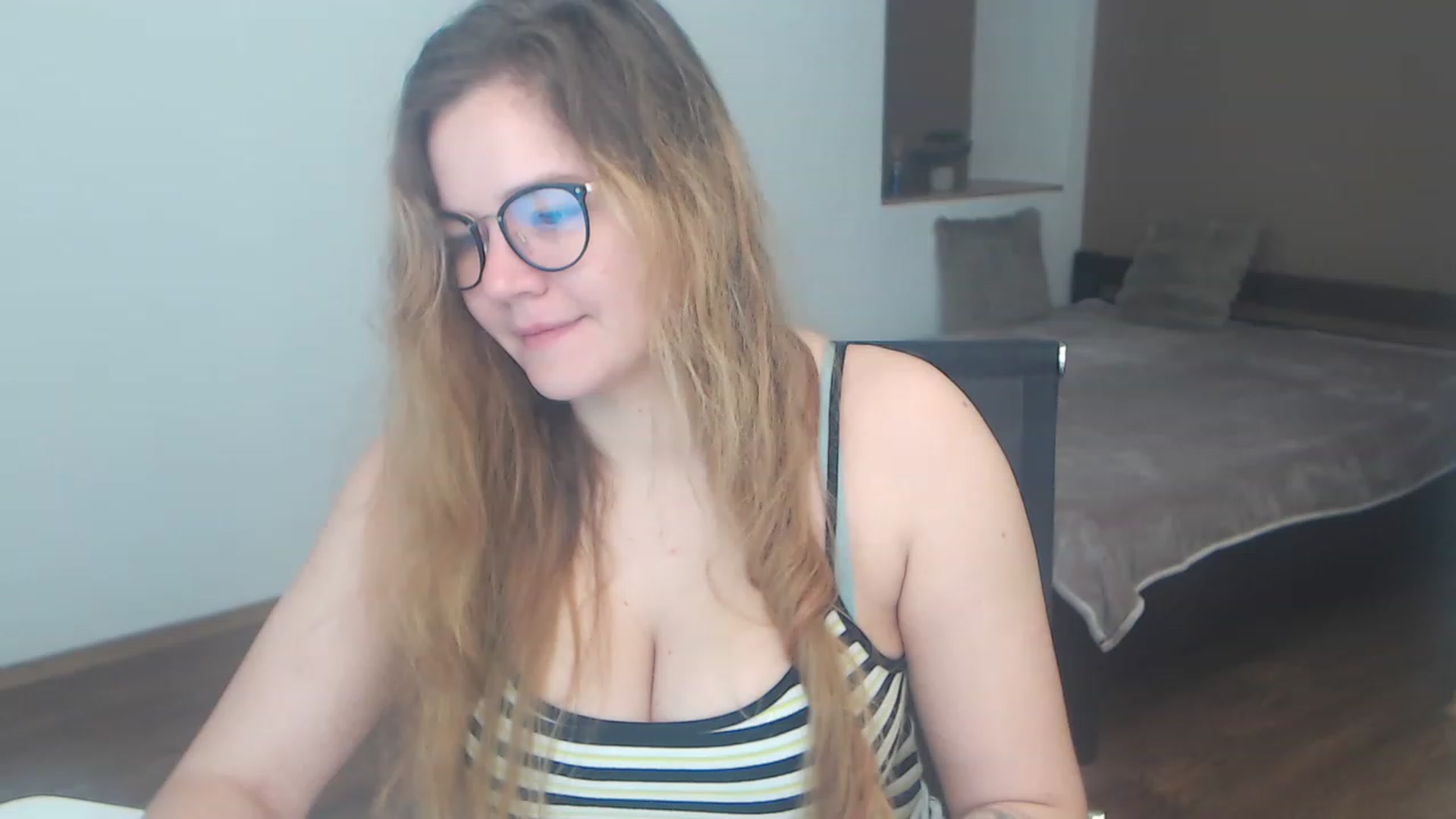 Gallery image thumbnail from KellyKleine's myfreecams stream on, 04/08/2023, 12:44 image 4 of 20