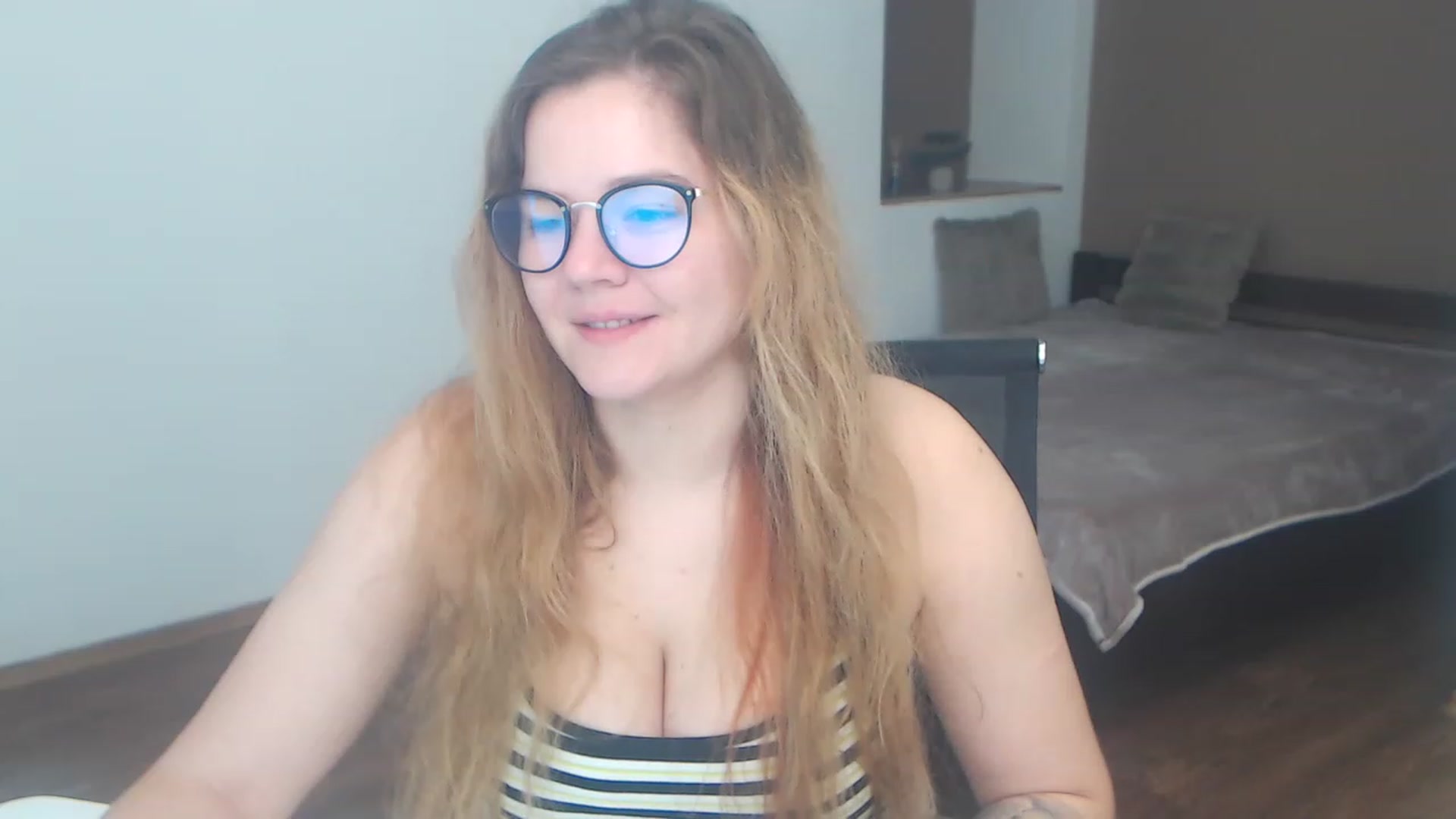 Gallery image thumbnail from KellyKleine's myfreecams stream on, 04/08/2023, 12:44 image 16 of 20