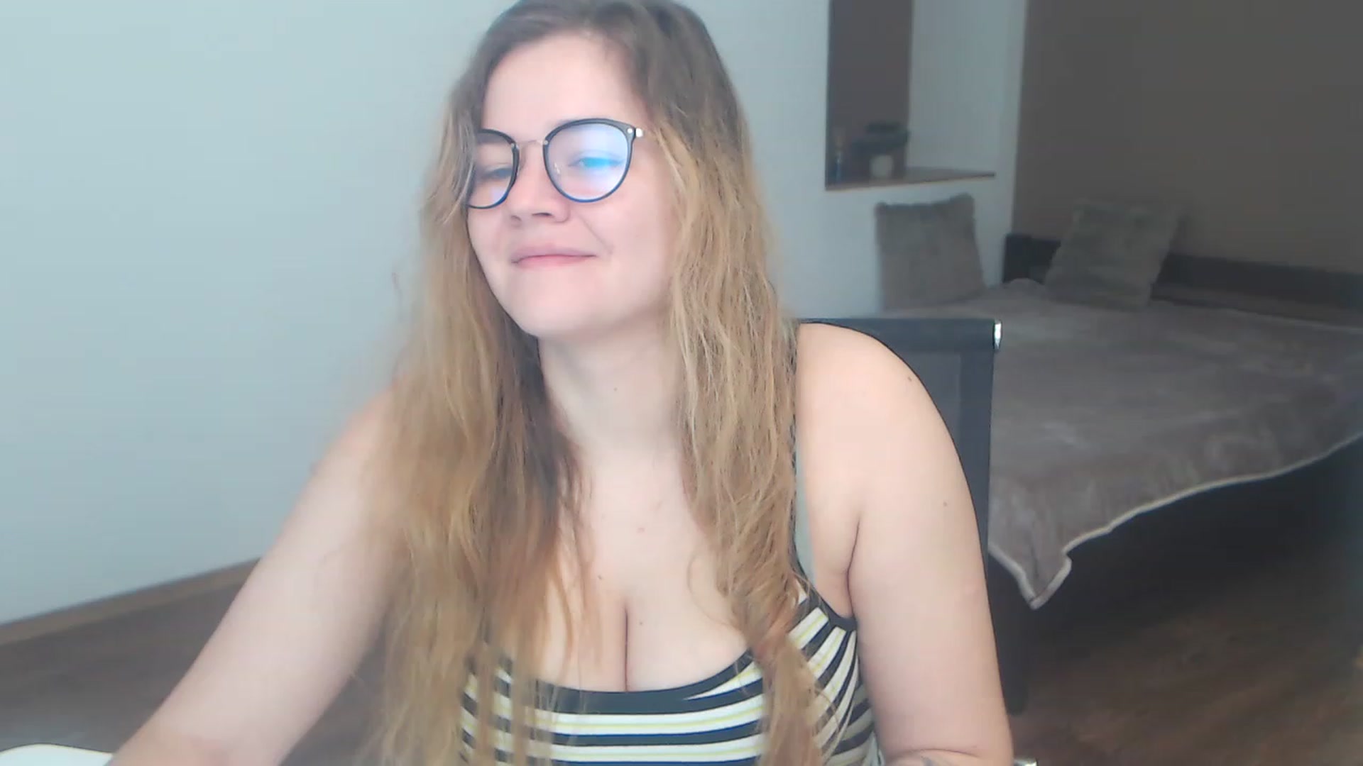 Gallery image thumbnail from KellyKleine's myfreecams stream on, 04/08/2023, 12:44 image 5 of 20