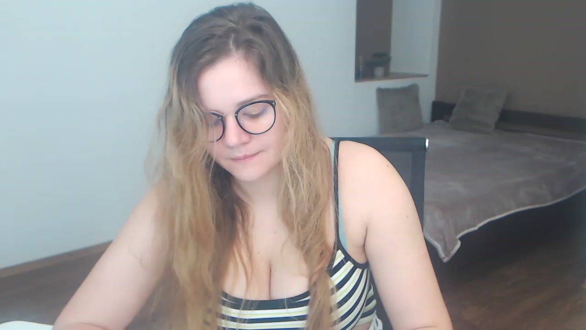 Gallery image thumbnail from KellyKleine's myfreecams stream on, 04/08/2023, 12:44 image 7 of 20