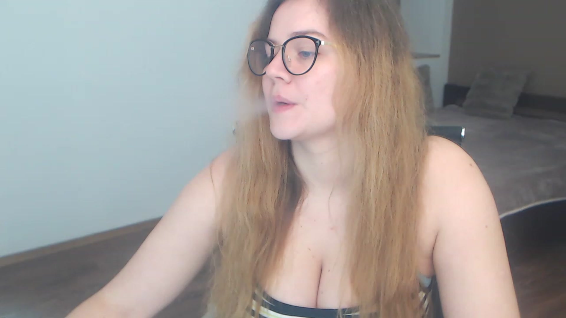 Gallery image thumbnail from KellyKleine's myfreecams stream on, 04/08/2023, 15:12 image 4 of 20