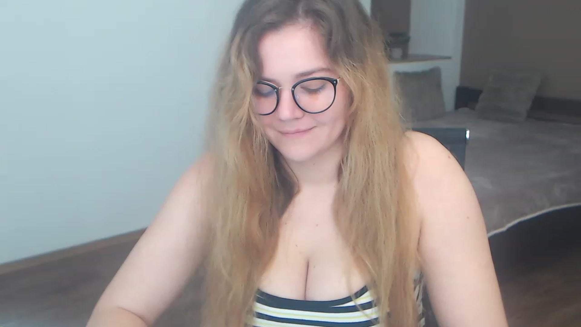 Gallery image thumbnail from KellyKleine's myfreecams stream on, 04/08/2023, 15:12 image 7 of 20