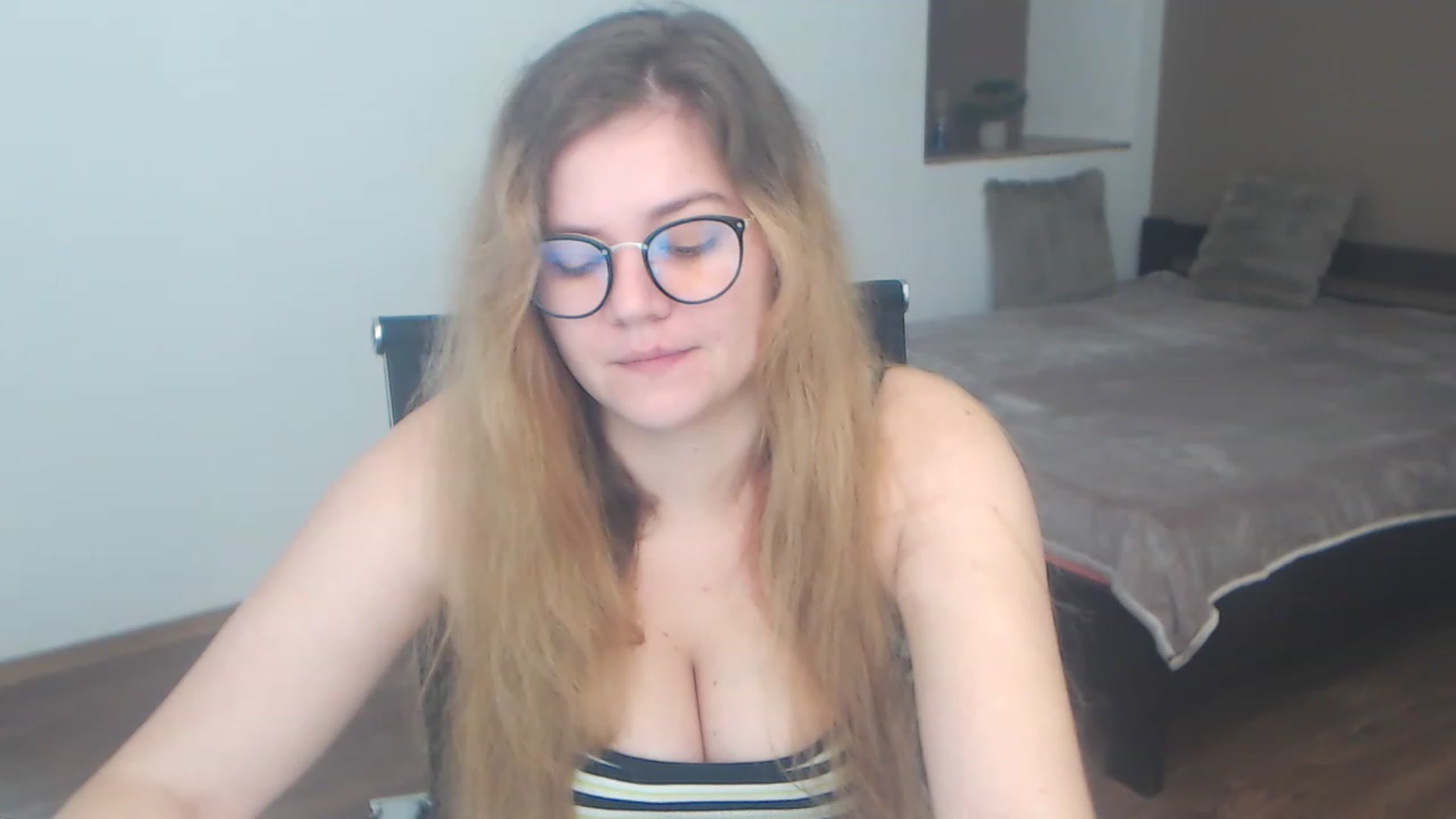 Gallery image thumbnail from KellyKleine's myfreecams stream on, 04/08/2023, 15:12 image 1 of 20