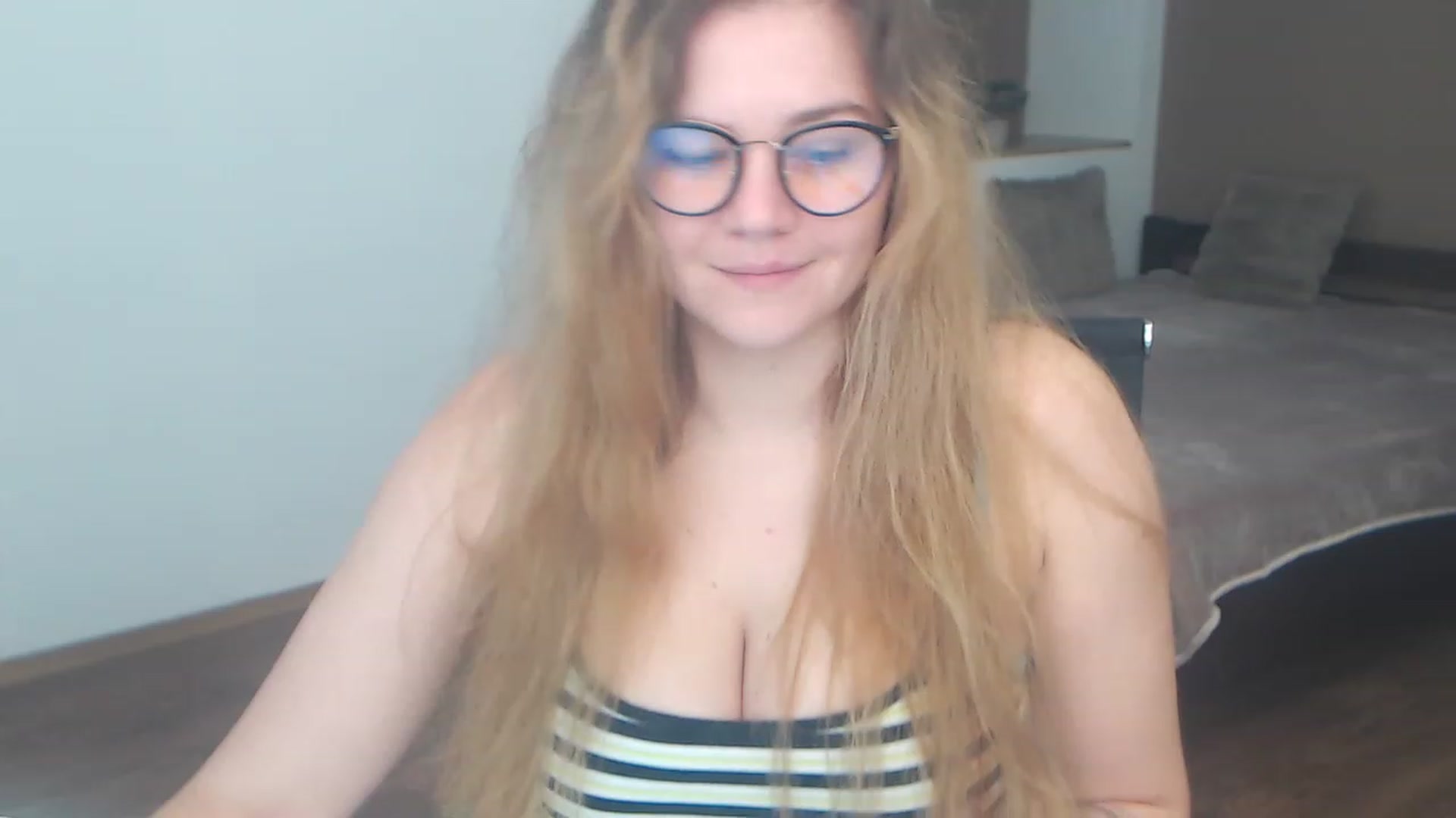 Gallery image thumbnail from KellyKleine's myfreecams stream on, 04/08/2023, 15:12 image 6 of 20