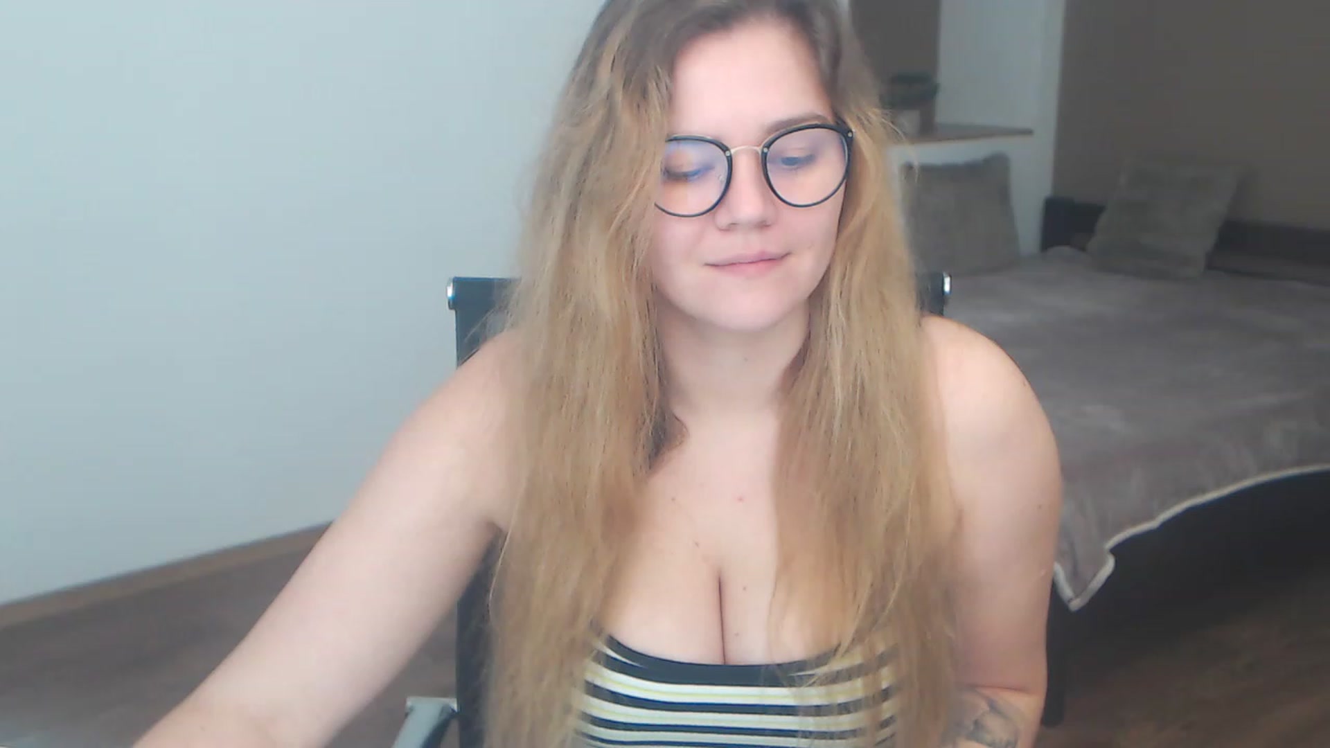 Gallery image thumbnail from KellyKleine's myfreecams stream on, 04/08/2023, 15:12 image 8 of 20