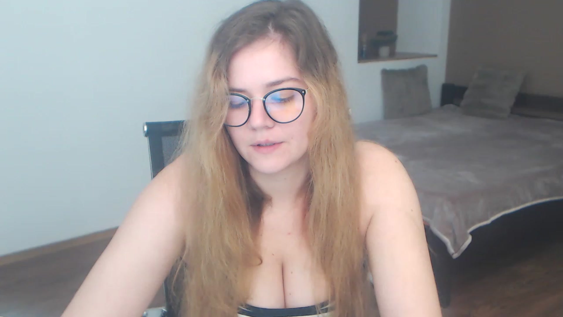 Gallery image thumbnail from KellyKleine's myfreecams stream on, 04/08/2023, 15:12 image 2 of 20