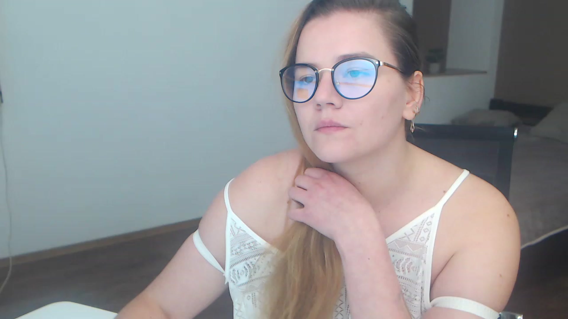Gallery image thumbnail from KellyKleine's myfreecams stream on, 04/15/2023, 16:37 image 19 of 20
