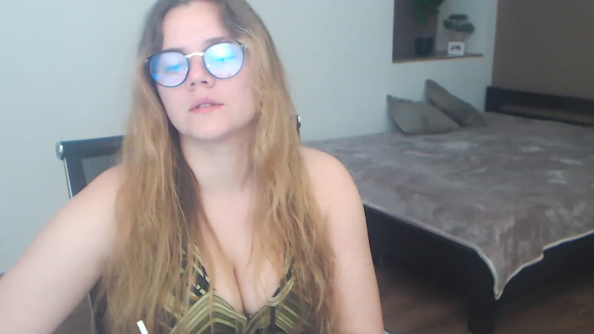 Gallery image thumbnail from KellyKleine's myfreecams stream on, 04/22/2023, 19:15 image 6 of 20