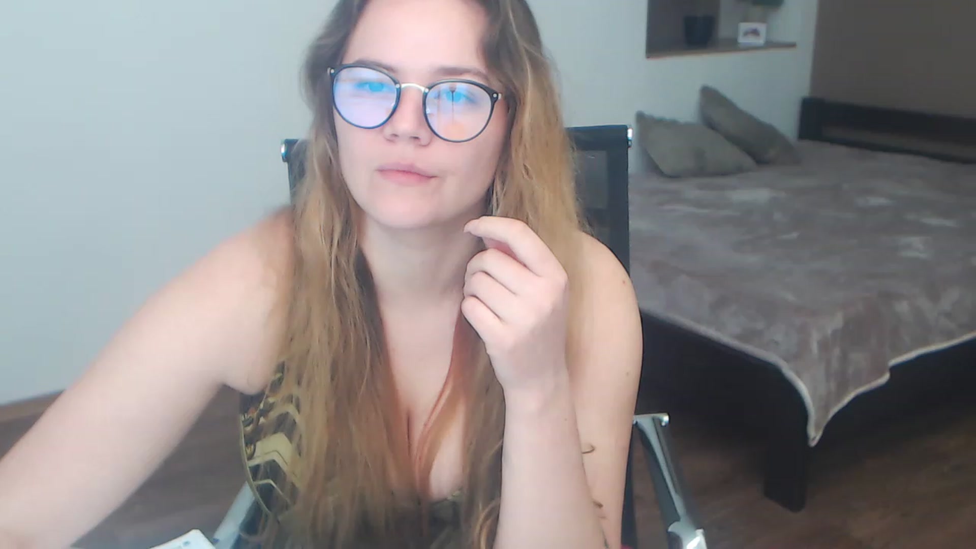 Gallery image thumbnail from KellyKleine's myfreecams stream on, 04/22/2023, 19:15 image 15 of 20