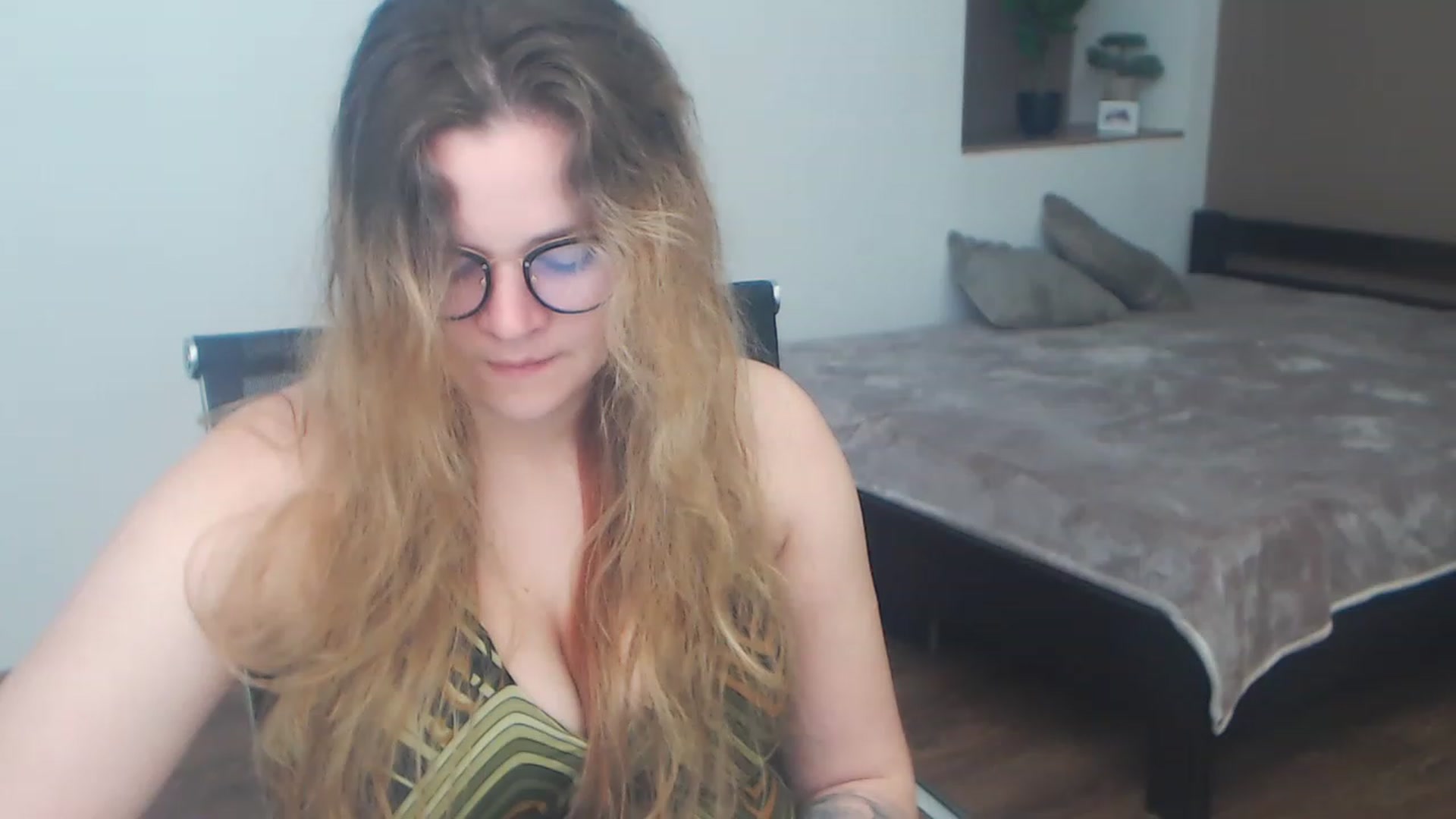 Gallery image thumbnail from KellyKleine's myfreecams stream on, 04/22/2023, 19:15 image 7 of 20