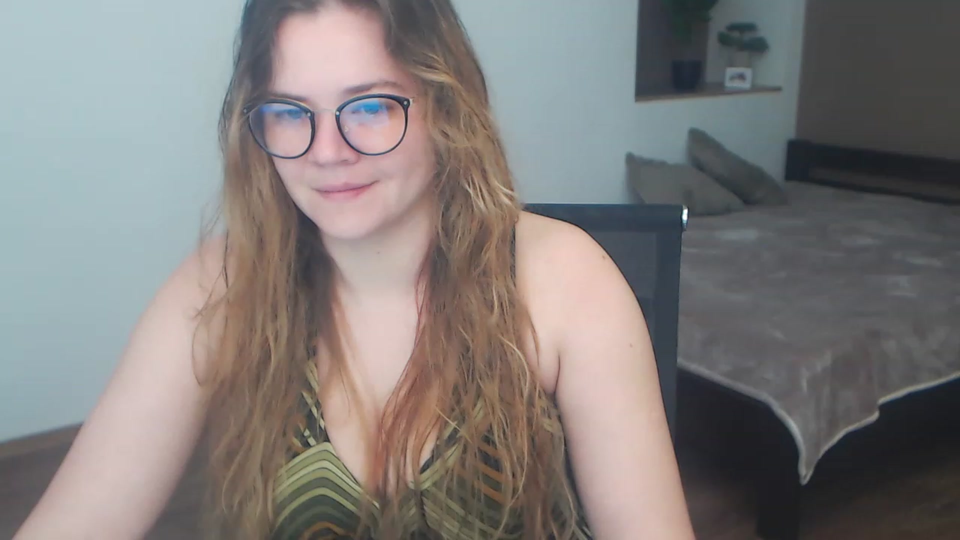 Gallery image thumbnail from KellyKleine's myfreecams stream on, 04/22/2023, 19:15 image 3 of 20