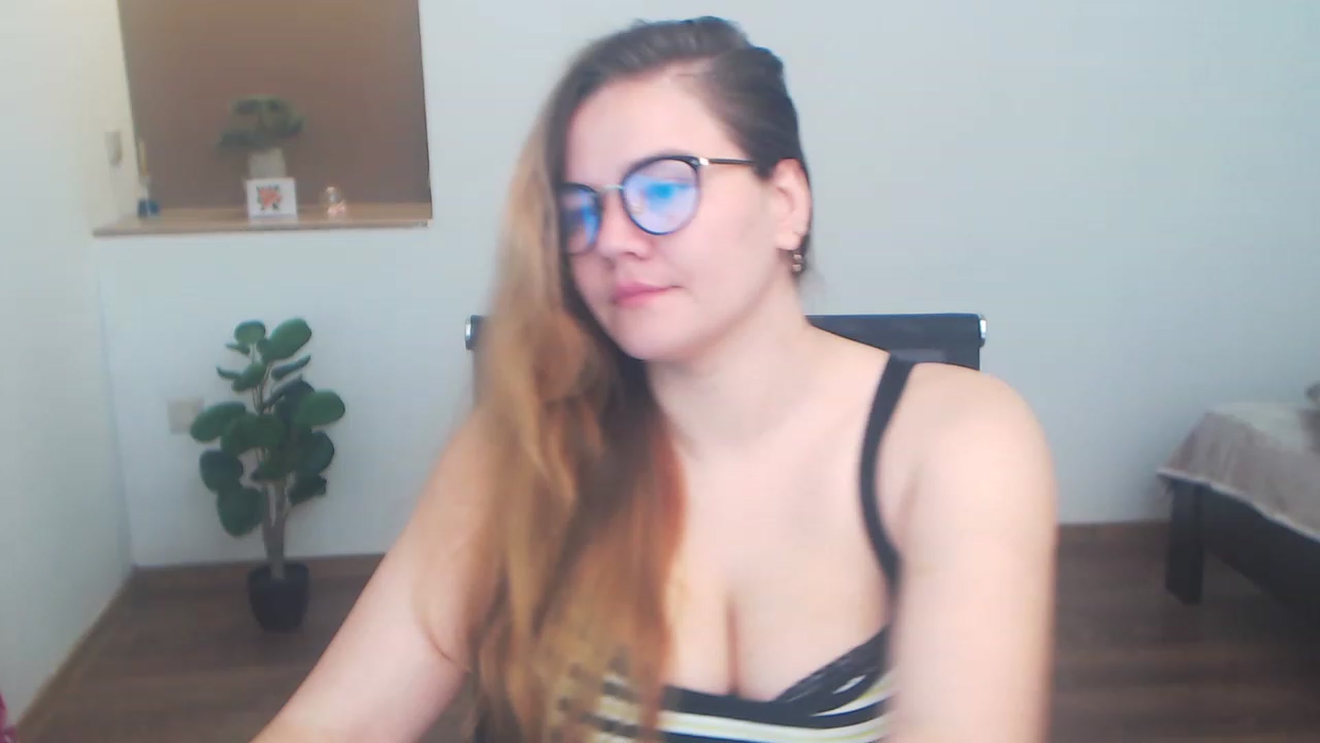 Gallery image thumbnail from KellyKleine's myfreecams stream on, 05/07/2023, 15:02 image 3 of 20
