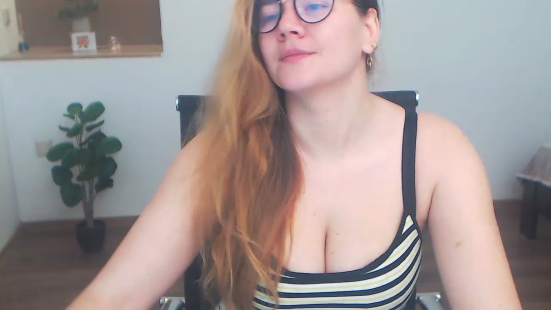 Gallery image thumbnail from KellyKleine's myfreecams stream on, 05/07/2023, 15:02 image 11 of 20