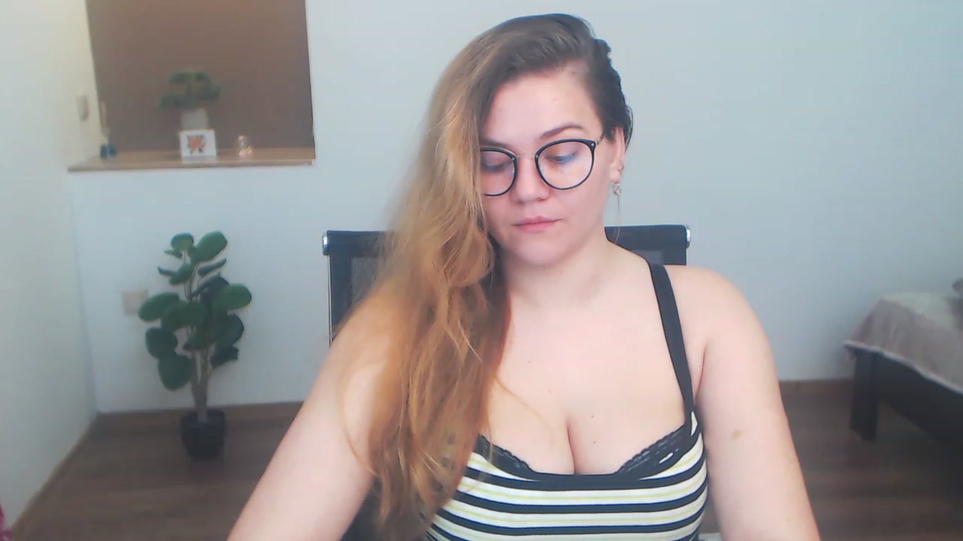 Gallery image thumbnail from KellyKleine's myfreecams stream on, 05/07/2023, 15:02 image 2 of 20