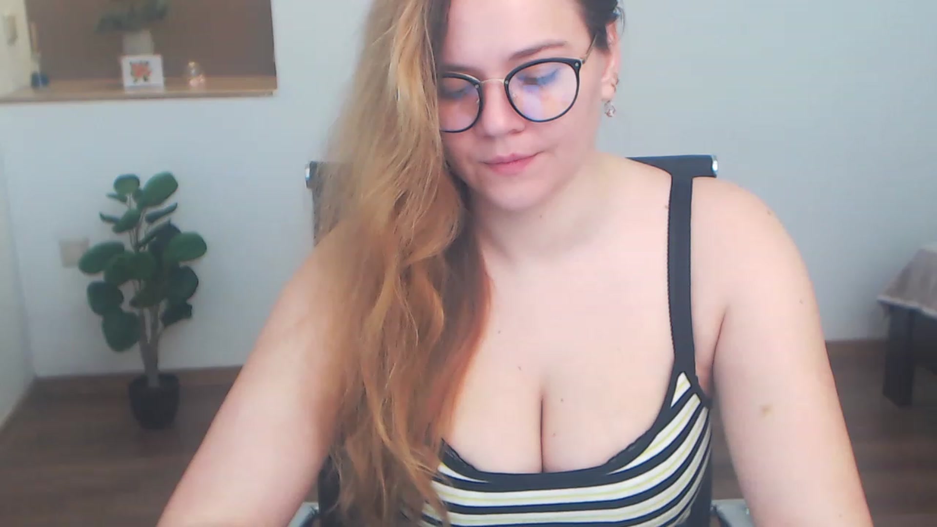 Gallery image thumbnail from KellyKleine's myfreecams stream on, 05/07/2023, 15:02 image 10 of 20