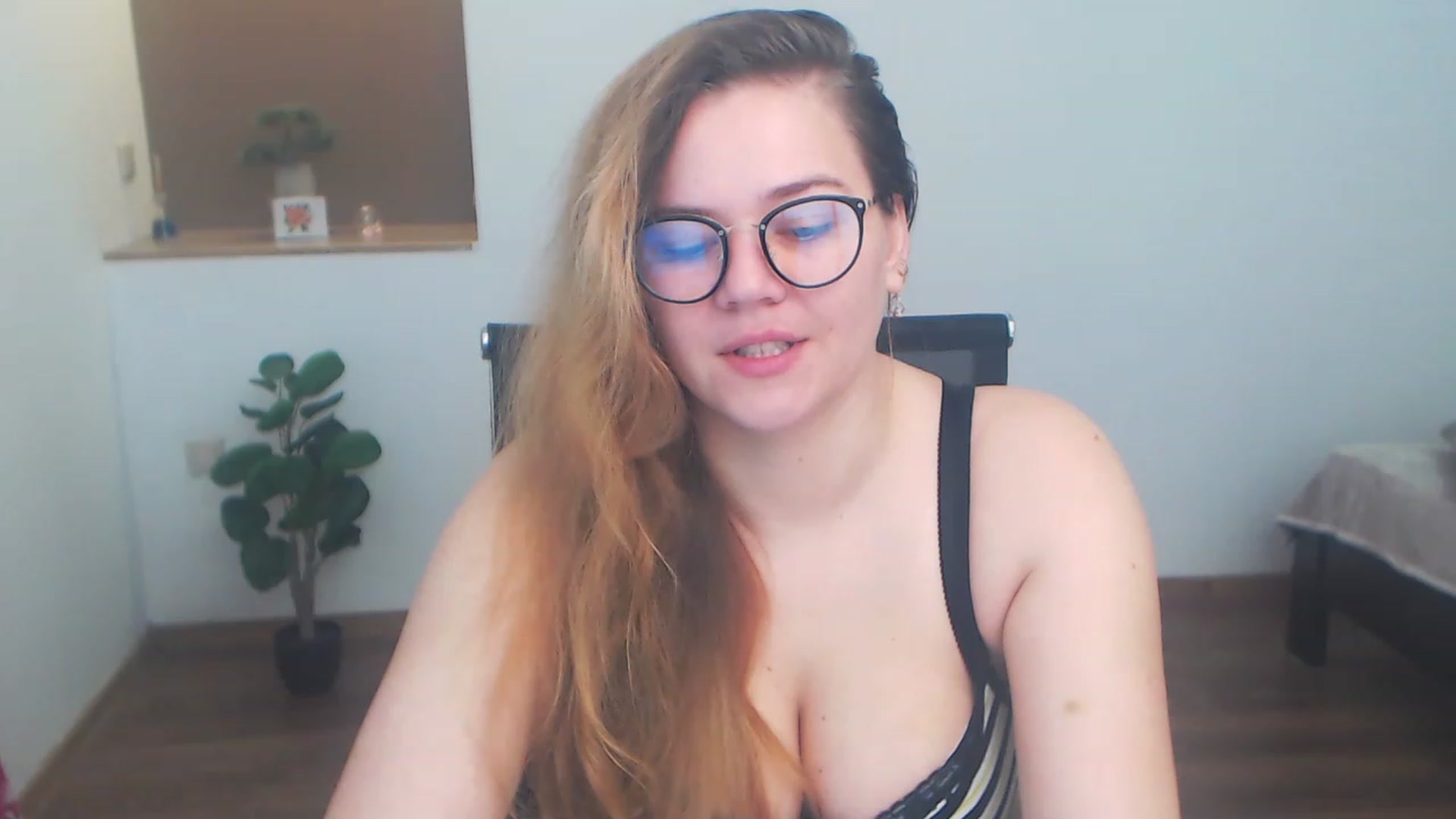 Gallery image thumbnail from KellyKleine's myfreecams stream on, 05/07/2023, 15:02 image 1 of 20