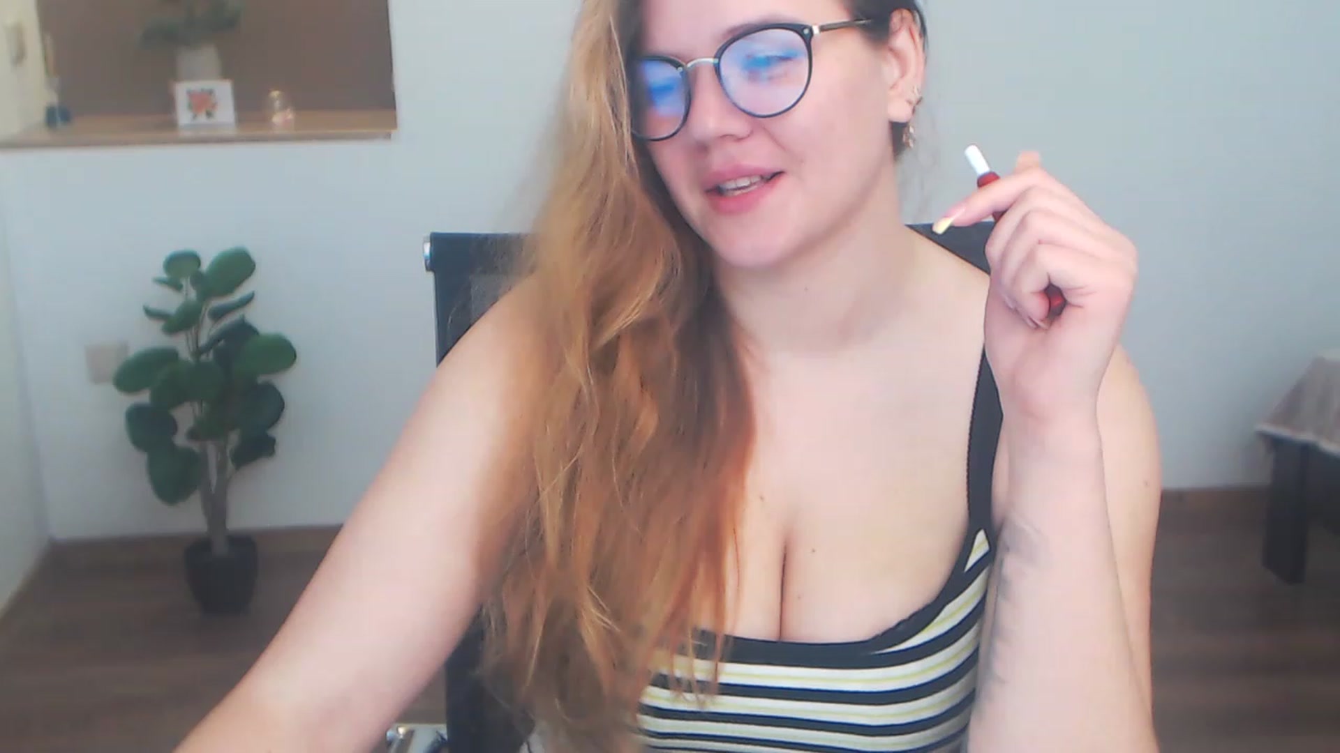 Gallery image thumbnail from KellyKleine's myfreecams stream on, 05/07/2023, 15:02 image 12 of 20