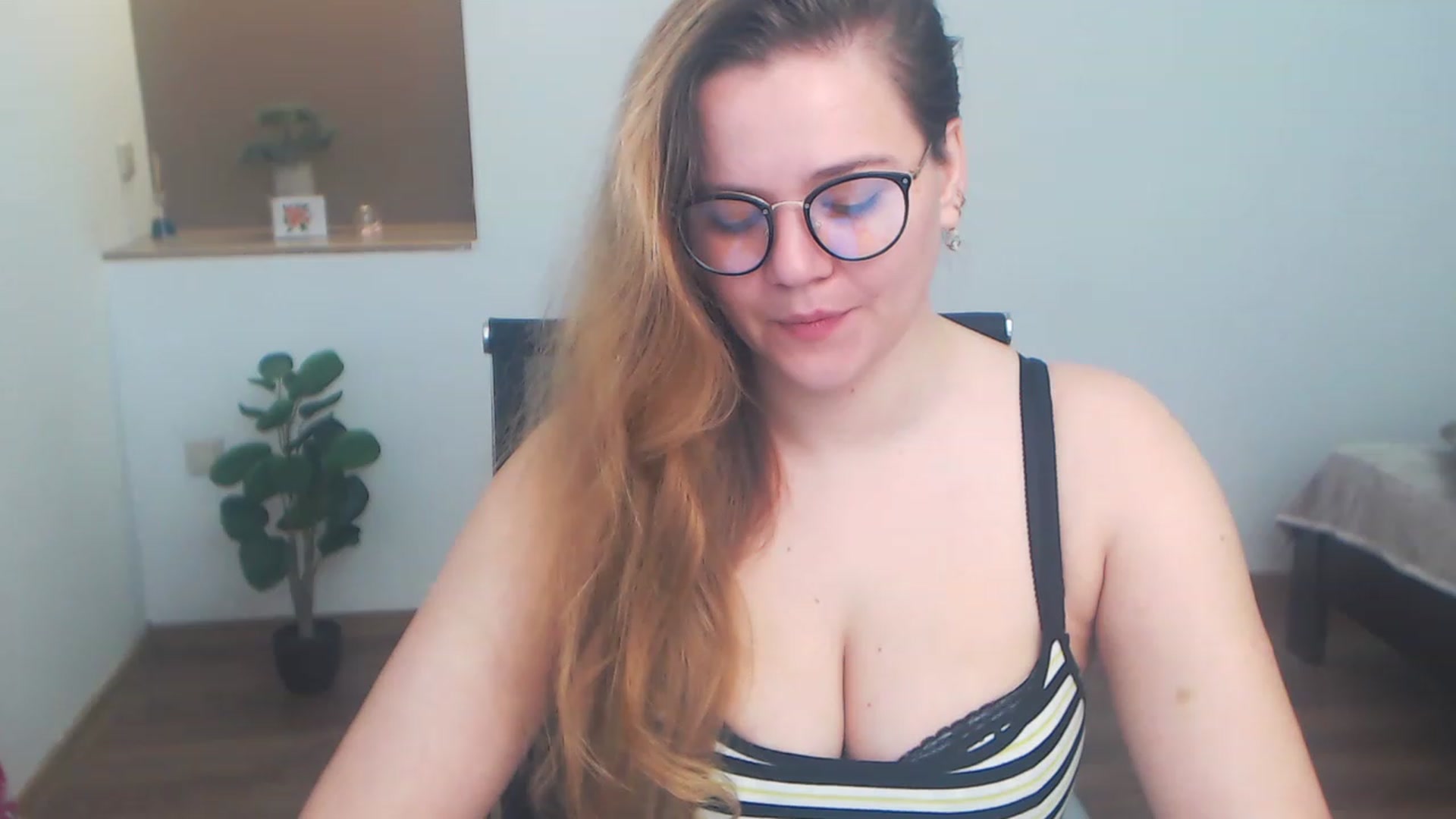 Gallery image thumbnail from KellyKleine's myfreecams stream on, 05/07/2023, 15:02 image 7 of 20