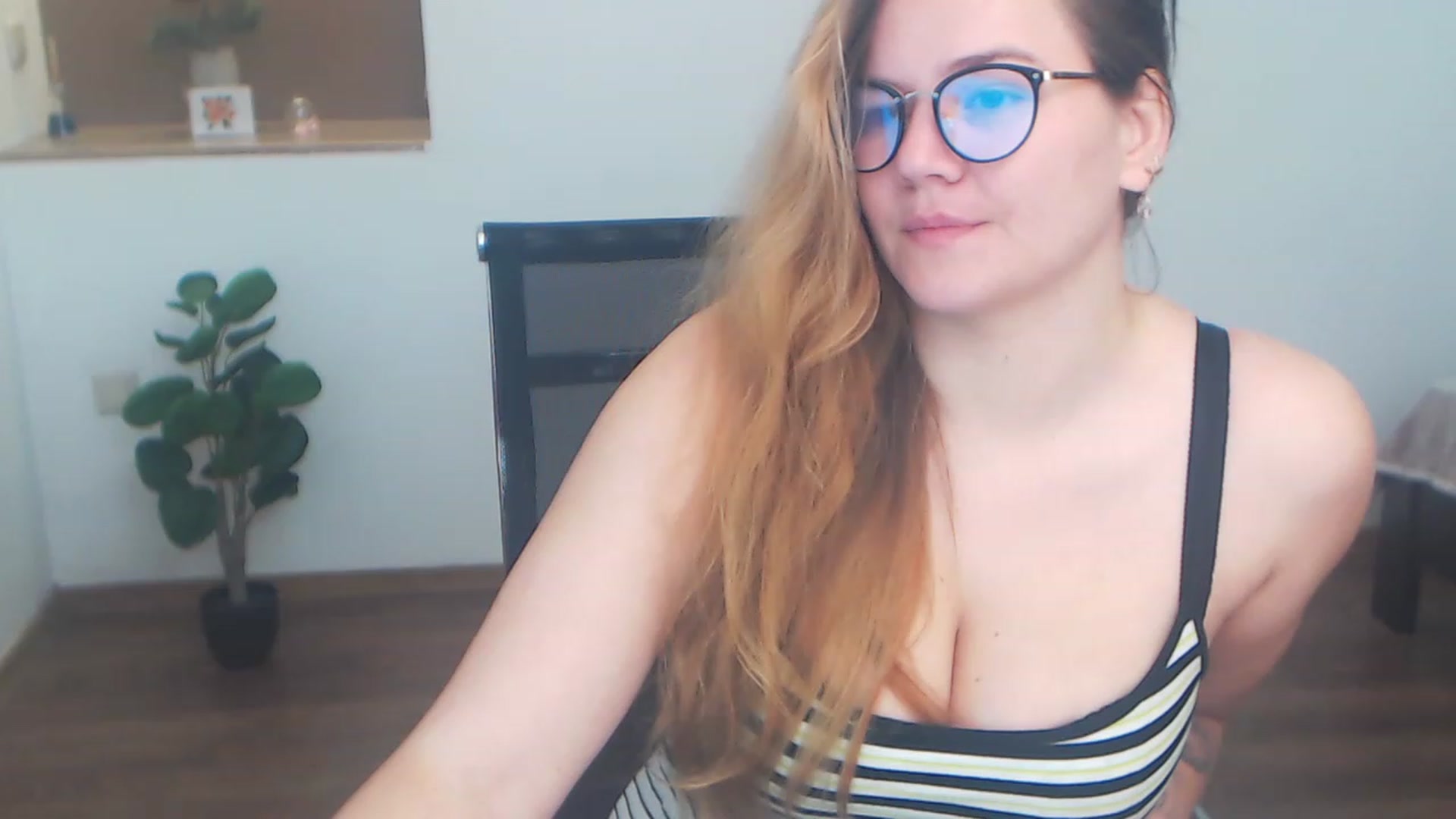 Gallery image thumbnail from KellyKleine's myfreecams stream on, 05/07/2023, 15:02 image 15 of 20