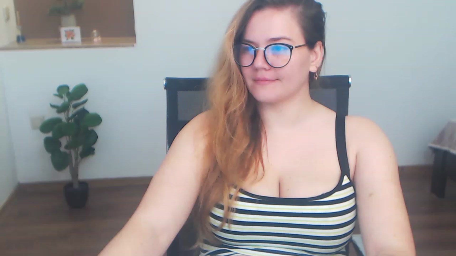 Gallery image thumbnail from KellyKleine's myfreecams stream on, 05/07/2023, 15:02 image 16 of 20