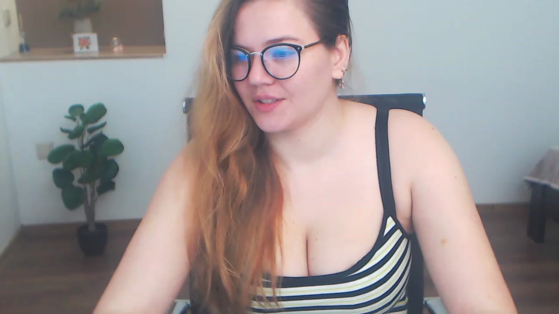 Gallery image thumbnail from KellyKleine's myfreecams stream on, 05/07/2023, 15:02 image 13 of 20