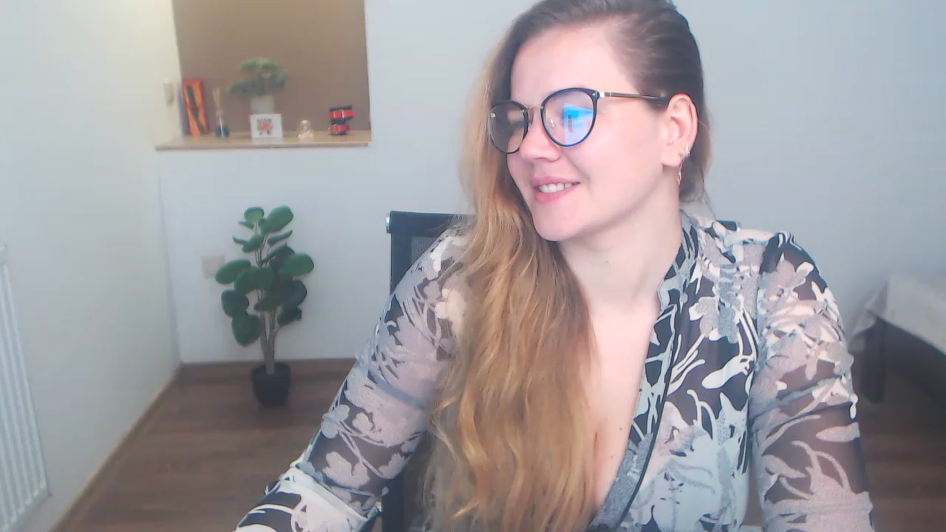 Gallery image thumbnail from KellyKleine's myfreecams stream on, 05/15/2023, 01:17 image 18 of 20