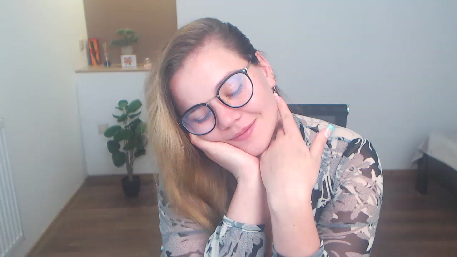 Gallery image thumbnail from KellyKleine's myfreecams stream on, 05/15/2023, 01:17 image 12 of 20
