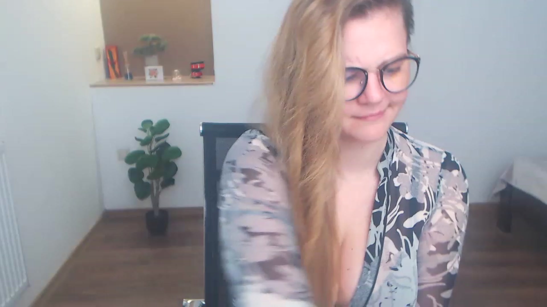 Gallery image thumbnail from KellyKleine's myfreecams stream on, 05/15/2023, 01:17 image 10 of 20