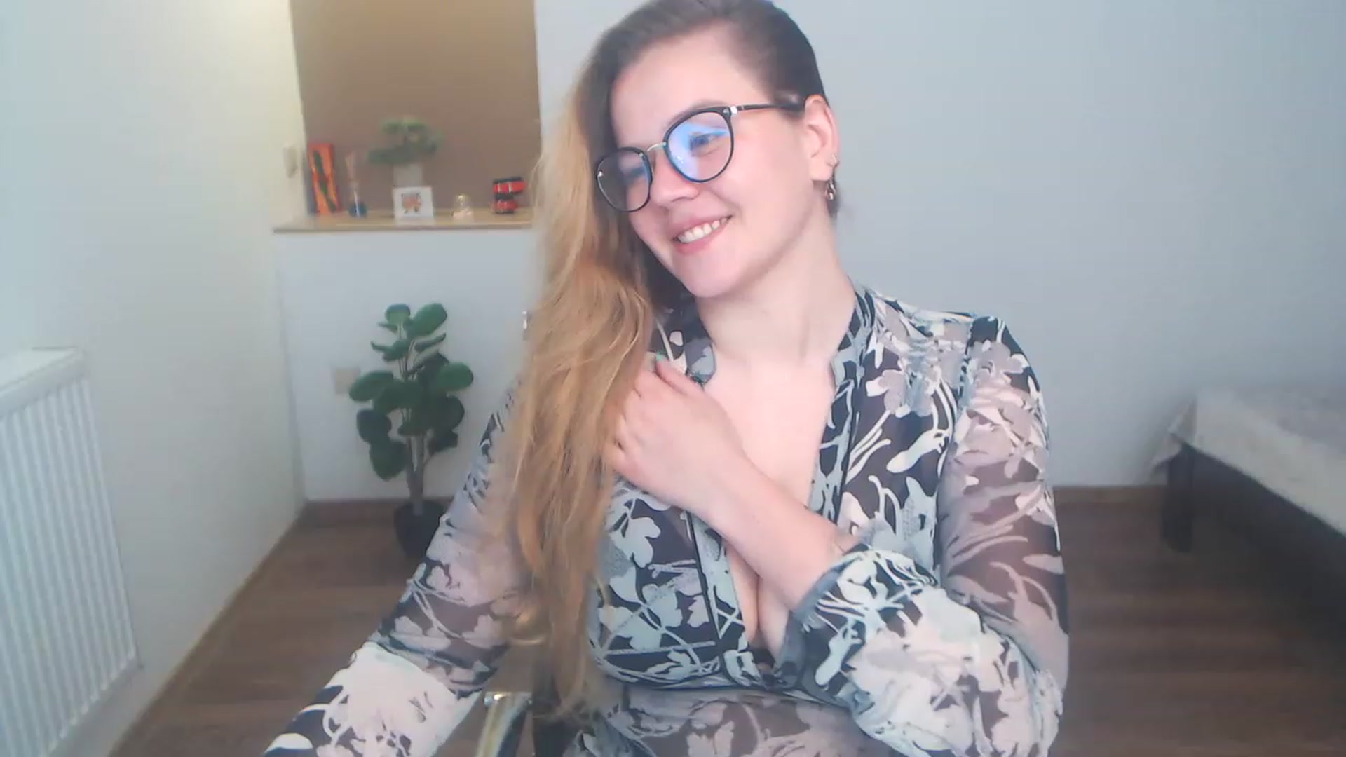 Gallery image thumbnail from KellyKleine's myfreecams stream on, 05/15/2023, 01:17 image 8 of 20