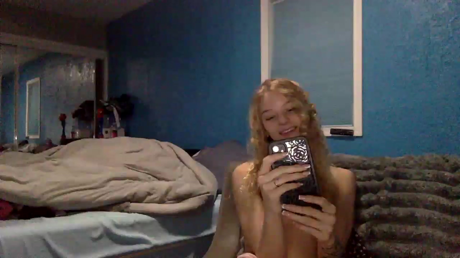 Gallery image thumbnail from KellyLiveYes's myfreecams stream on, 01/21/2025, 24:27 image 12 of 20