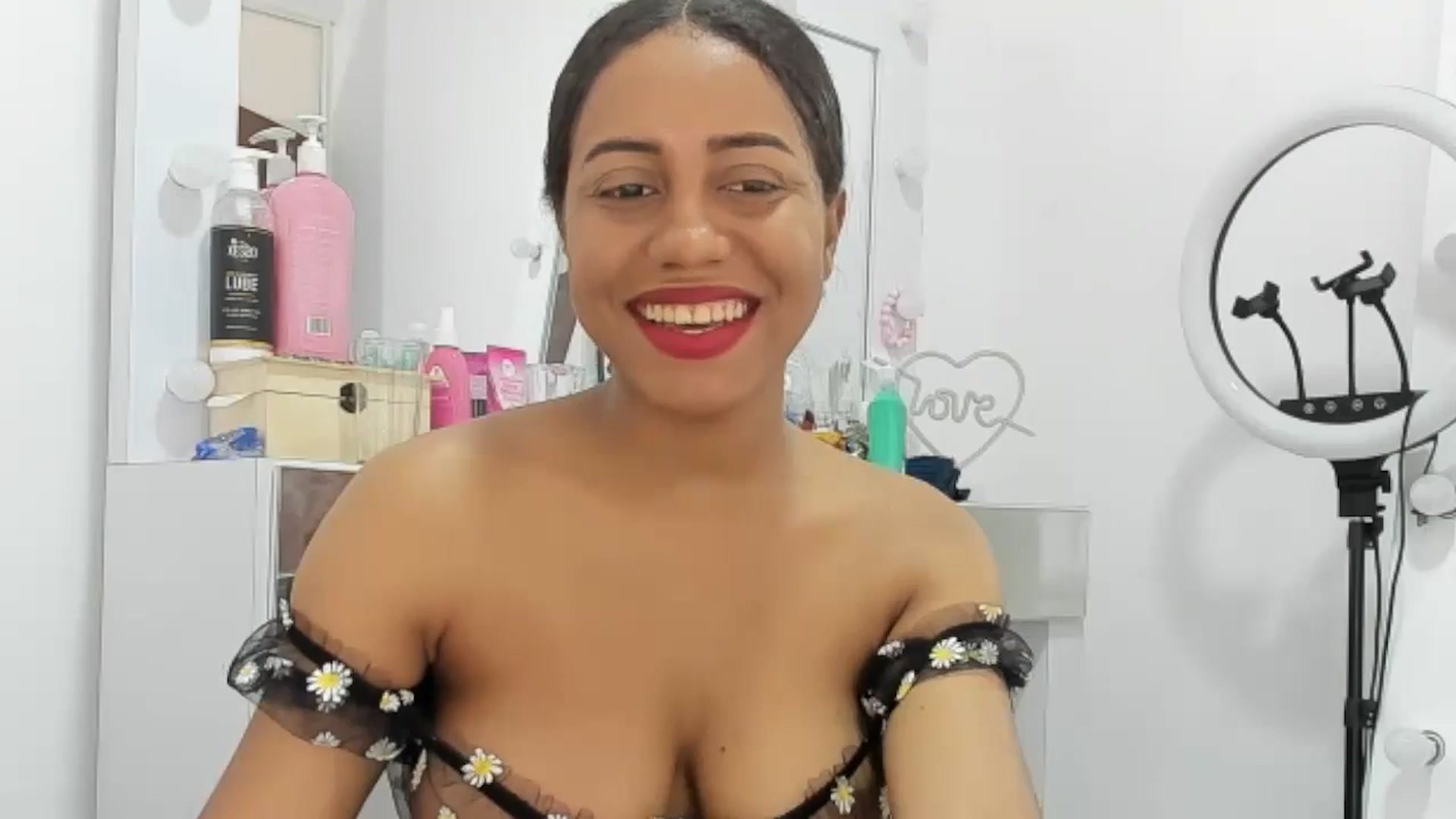 Gallery image thumbnail from KellyManely's myfreecams stream on, 12/02/2023, 16:53 image 8 of 20