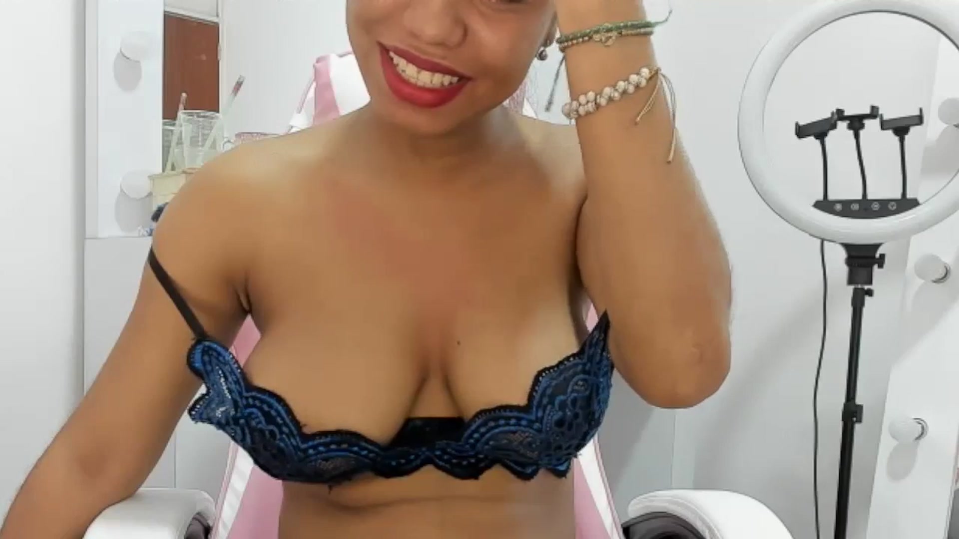 Gallery image thumbnail from KellyManely's myfreecams stream on, 12/11/2023, 14:30 image 18 of 20