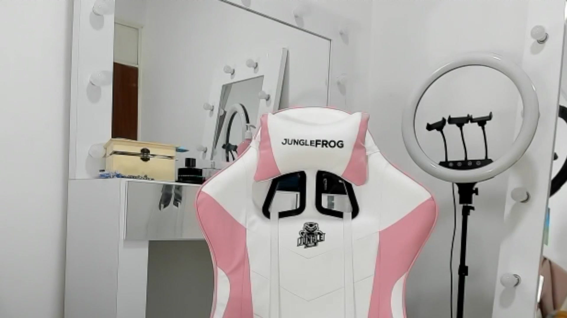 Gallery image thumbnail from KellyManely's myfreecams stream on, 12/18/2023, 15:08 image 10 of 20